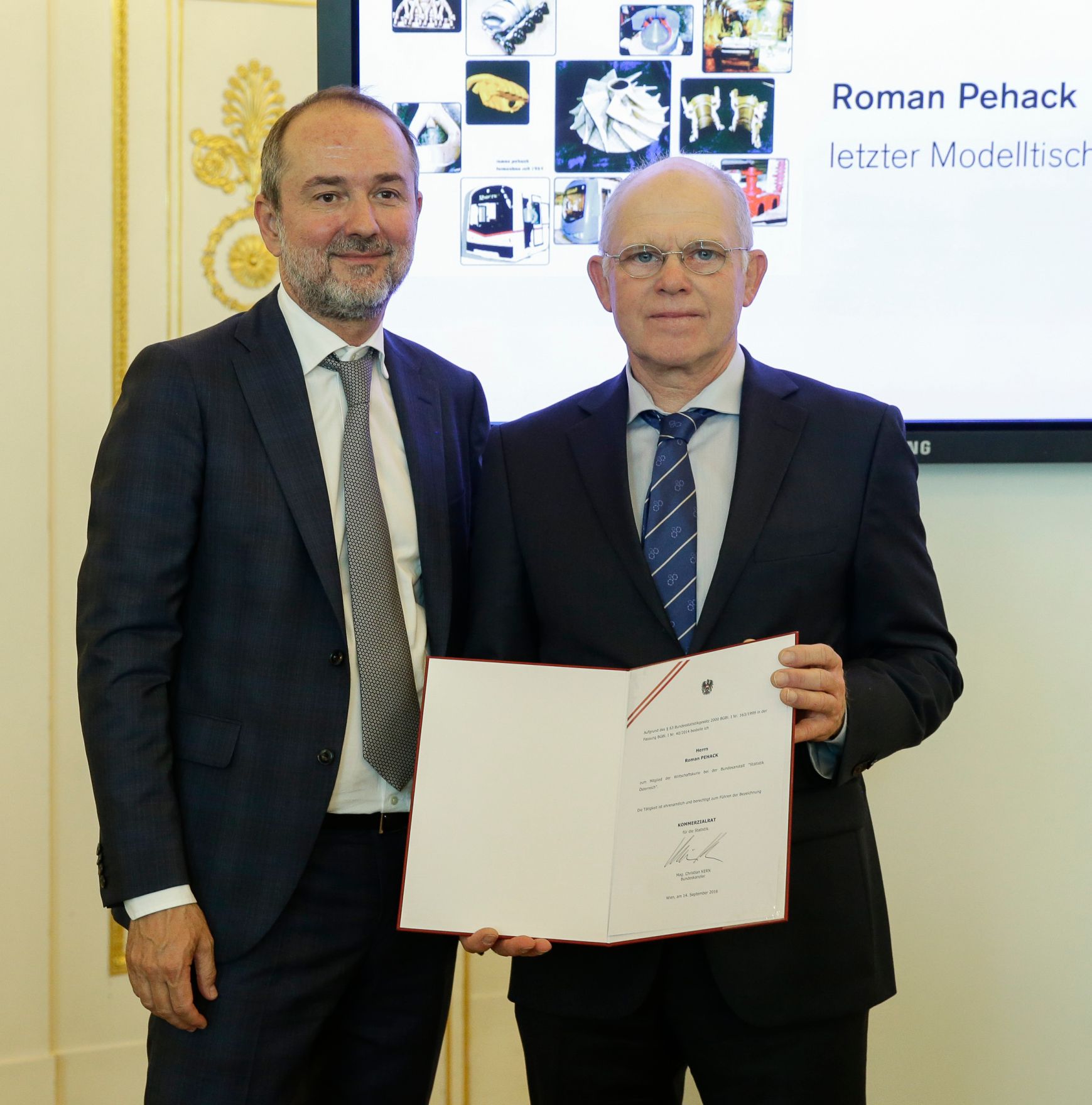 Am 14. September 2016 bestellte der Bundeskanzler Vertreterinnen und Vertreter der Wirtschaft zu Mitgliedern der bei der Bundesanstalt "Statistik &Ouml;sterreich" eingerichteten Wirtschaftskurie. Im Bild Kanzleramtsminister Thomas Drozda (l.) bei der Dekret&uuml;berreichung an Kommerzialrat f&uuml;r die Statistik Roman Pehack (r.).