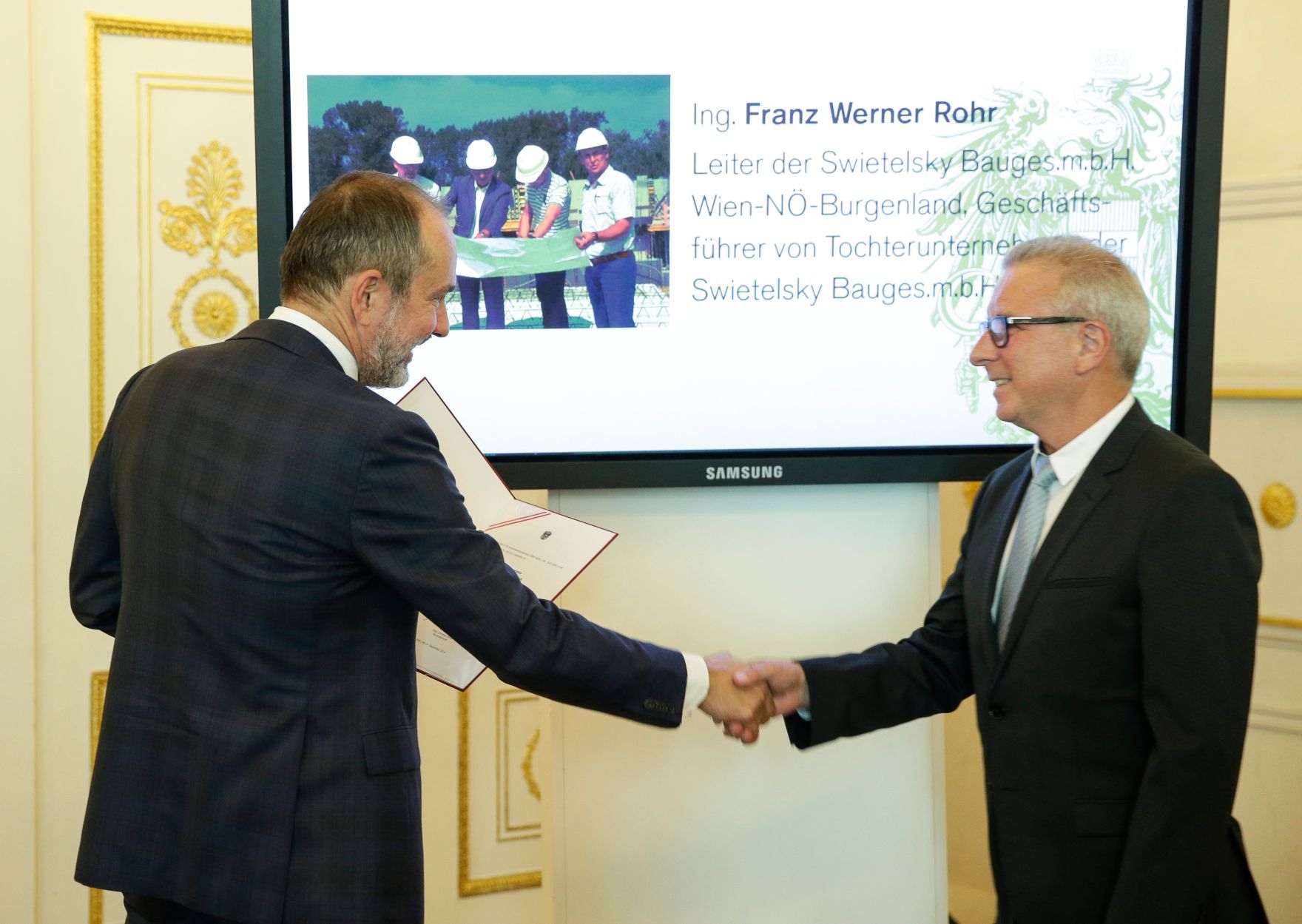 Am 14. September 2016 bestellte der Bundeskanzler Vertreterinnen und Vertreter der Wirtschaft zu Mitgliedern der bei der Bundesanstalt "Statistik &Ouml;sterreich" eingerichteten Wirtschaftskurie. Im Bild Kanzleramtsminister Thomas Drozda (l.) bei der Dekret&uuml;berreichung an Kommerzialrat f&uuml;r die Statistik Franz Werner Rohr (r.).