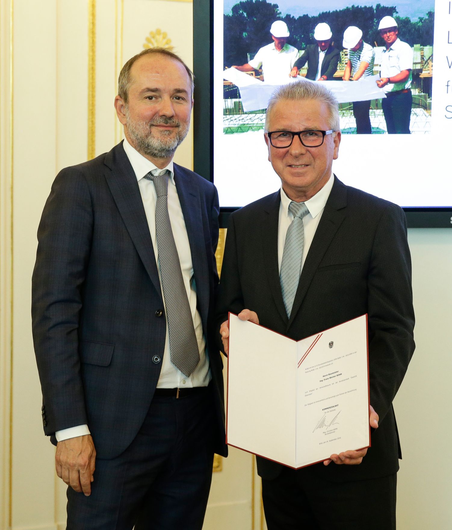 Am 14. September 2016 bestellte der Bundeskanzler Vertreterinnen und Vertreter der Wirtschaft zu Mitgliedern der bei der Bundesanstalt "Statistik &Ouml;sterreich" eingerichteten Wirtschaftskurie. Im Bild Kanzleramtsminister Thomas Drozda (l.) bei der Dekret&uuml;berreichung an Kommerzialrat f&uuml;r die Statistik Franz Werner Rohr (r.).