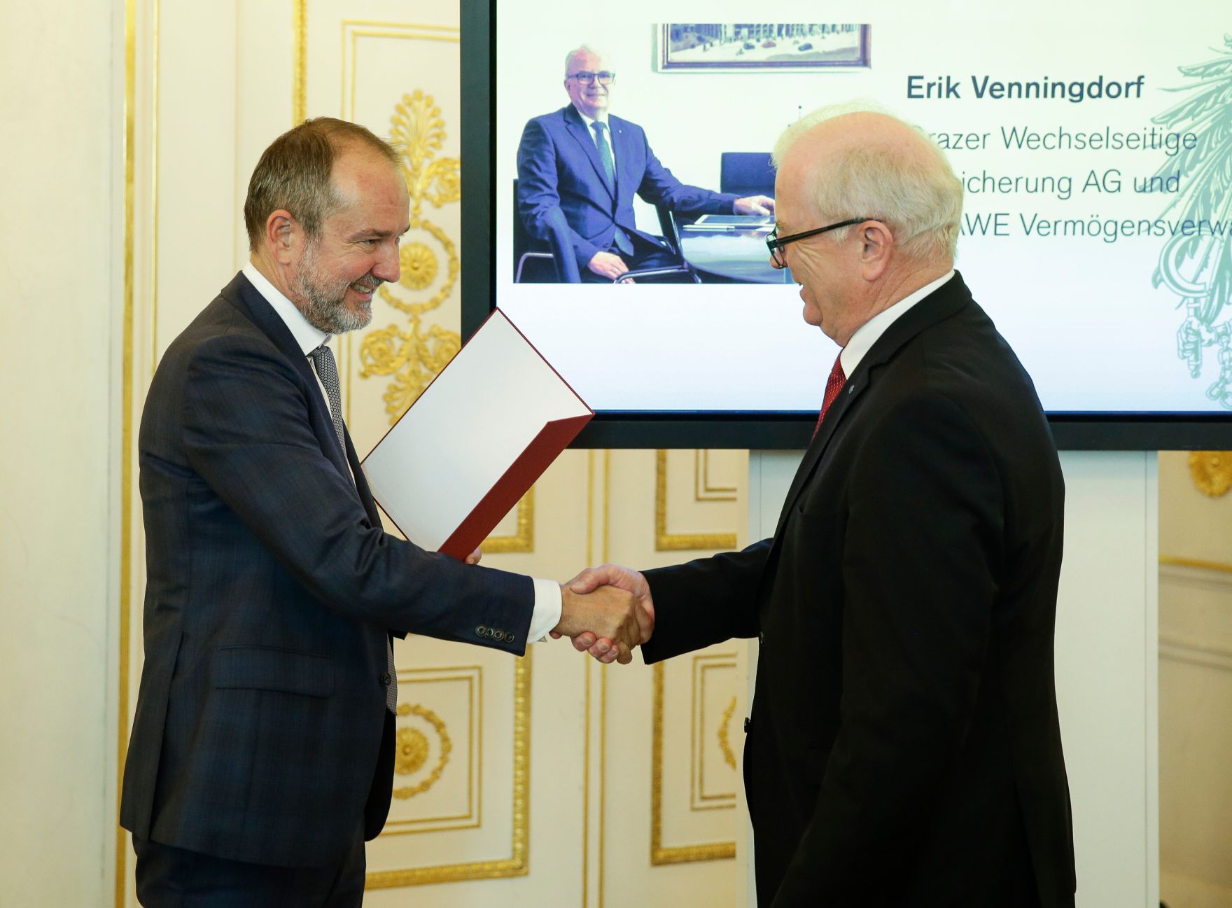 Am 14. September 2016 bestellte der Bundeskanzler Vertreterinnen und Vertreter der Wirtschaft zu Mitgliedern der bei der Bundesanstalt "Statistik &Ouml;sterreich" eingerichteten Wirtschaftskurie. Im Bild Kanzleramtsminister Thomas Drozda (l.) bei der Dekret&uuml;berreichung an Kommerzialrat f&uuml;r die Statistik Erik Venningdorf (r.).