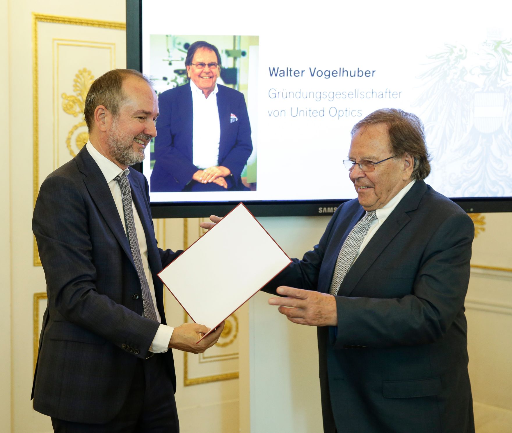 Am 14. September 2016 bestellte der Bundeskanzler Vertreterinnen und Vertreter der Wirtschaft zu Mitgliedern der bei der Bundesanstalt "Statistik &Ouml;sterreich" eingerichteten Wirtschaftskurie. Im Bild Kanzleramtsminister Thomas Drozda (l.) bei der Dekret&uuml;berreichung an Kommerzialrat f&uuml;r die Statistik Walter Vogelhuber (r.).