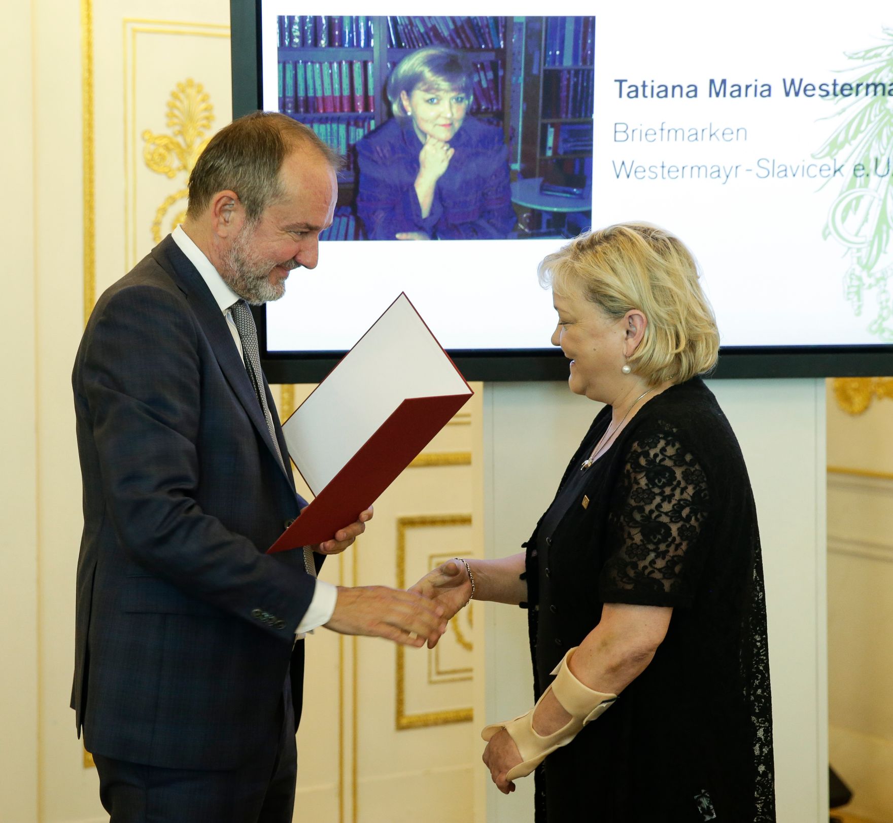 Am 14. September 2016 bestellte der Bundeskanzler Vertreterinnen und Vertreter der Wirtschaft zu Mitgliedern der bei der Bundesanstalt "Statistik &Ouml;sterreich" eingerichteten Wirtschaftskurie. Im Bild Kanzleramtsminister Thomas Drozda (l.) bei der Dekret&uuml;berreichung an Kommerzialr&auml;tin f&uuml;r die Statistik Tatiana Maria Westermayr (r.).