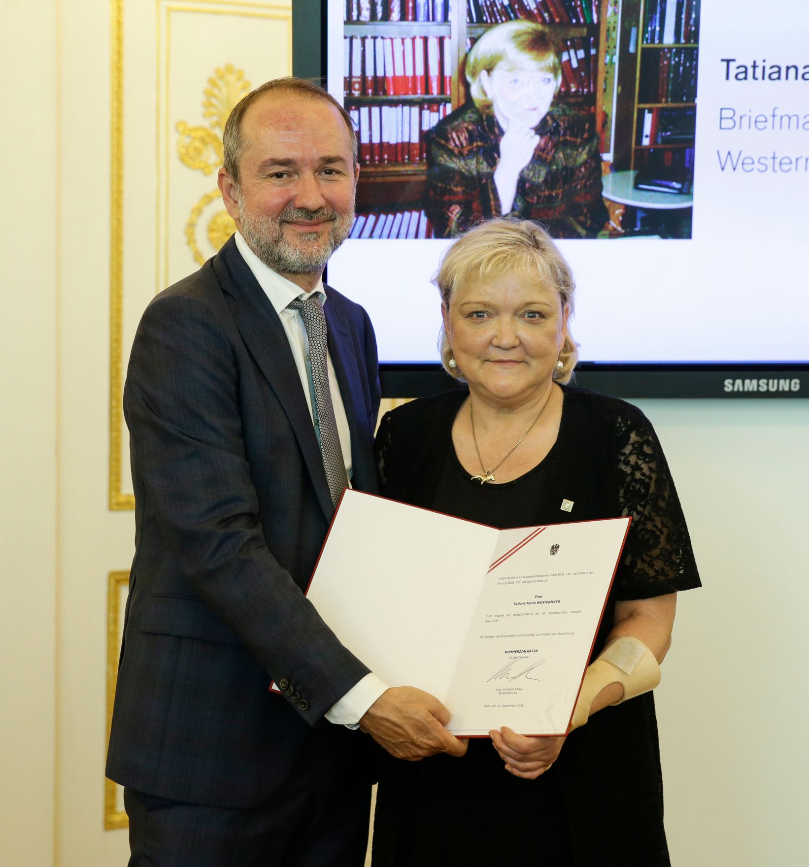 Am 14. September 2016 bestellte der Bundeskanzler Vertreterinnen und Vertreter der Wirtschaft zu Mitgliedern der bei der Bundesanstalt "Statistik &Ouml;sterreich" eingerichteten Wirtschaftskurie. Im Bild Kanzleramtsminister Thomas Drozda (l.) bei der Dekret&uuml;berreichung an Kommerzialr&auml;tin f&uuml;r die Statistik Tatiana Maria Westermayr (r.).