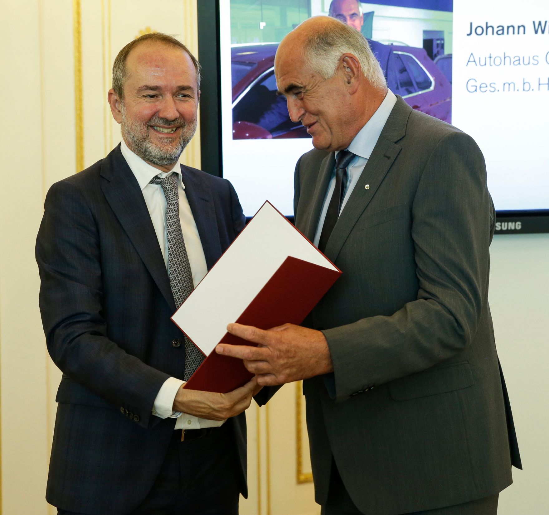 Am 14. September 2016 bestellte der Bundeskanzler Vertreterinnen und Vertreter der Wirtschaft zu Mitgliedern der bei der Bundesanstalt "Statistik &Ouml;sterreich" eingerichteten Wirtschaftskurie. Im Bild Kanzleramtsminister Thomas Drozda (l.) bei der Dekret&uuml;berreichung an Kommerzialrat f&uuml;r die Statistik Johann Wiener (r.).