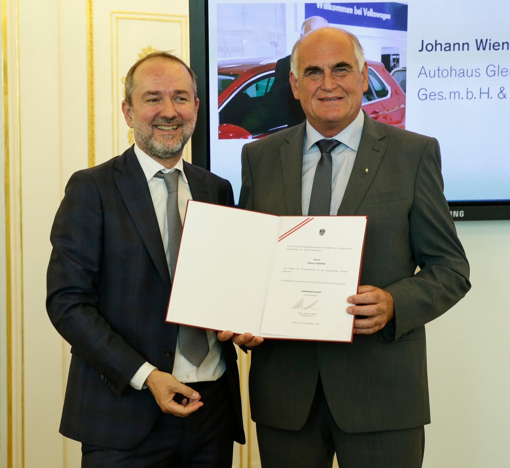 Am 14. September 2016 bestellte der Bundeskanzler Vertreterinnen und Vertreter der Wirtschaft zu Mitgliedern der bei der Bundesanstalt "Statistik &Ouml;sterreich" eingerichteten Wirtschaftskurie. Im Bild Kanzleramtsminister Thomas Drozda (l.) bei der Dekret&uuml;berreichung an Kommerzialrat f&uuml;r die Statistik Johann Wiener (r.).