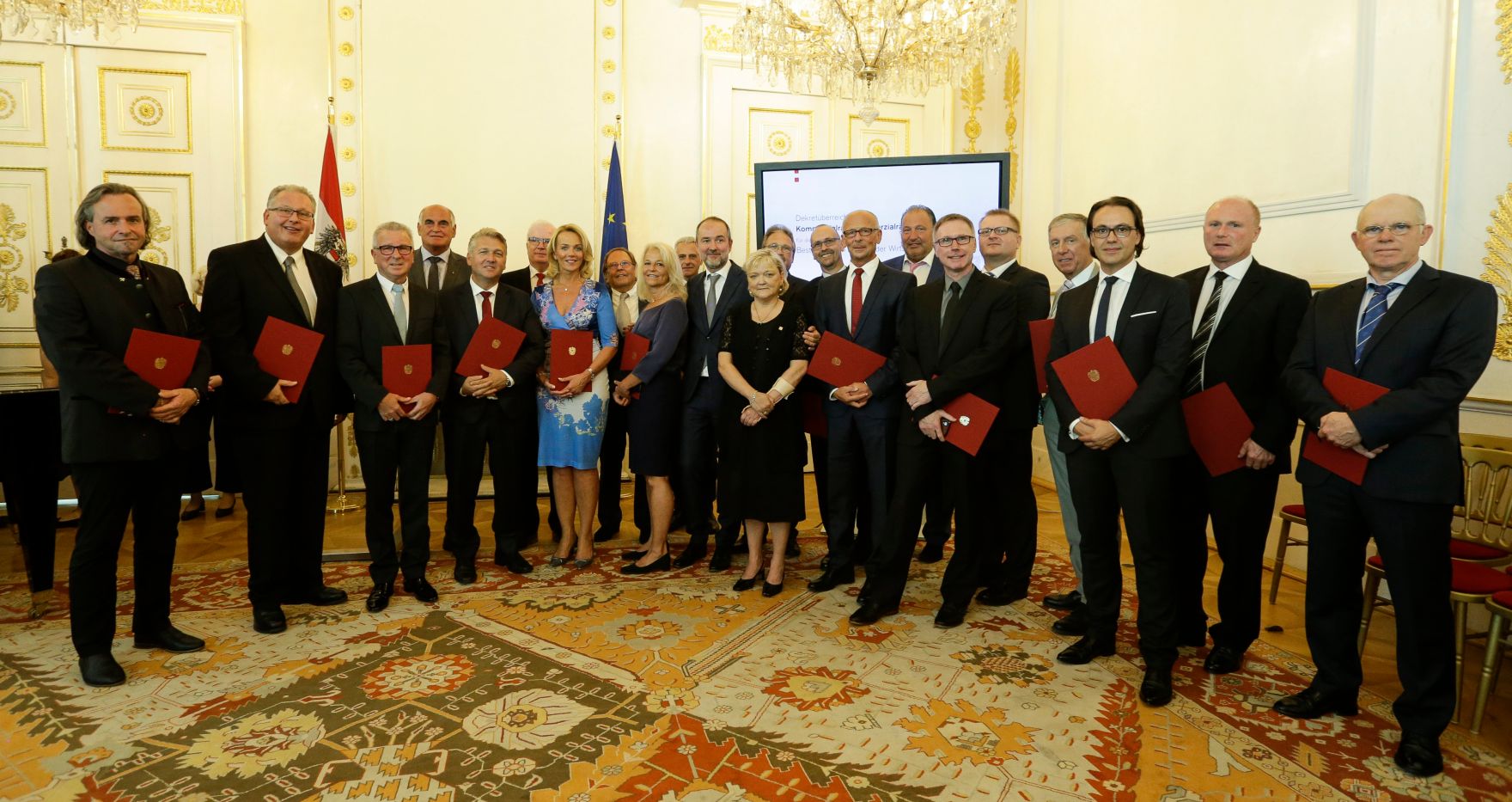 Am 14. September 2016 bestellte der Bundeskanzler Vertreterinnen und Vertreter der Wirtschaft zu Mitgliedern der bei der Bundesanstalt "Statistik &Ouml;sterreich" eingerichteten Wirtschaftskurie. Im Bild (v.l.n.r.): Rudolf Wimpissing, Manfred Stallinger, Franz Werner Rohr, Johann Wiener, Karl Bauer, Erik Venningsdorf, Gerda Chalupa, Walter Vogelhuber, Ulrike Kornmayer, Werner Graf, Kanzleramtsminister Thomas Drozda, Tatiana Maria Westermayr, Knud Guth, Christian Freitag, Rudolf Mutz, Waldemar Benedict, Hermann Koller, Gerald Paul Bierbaum, Walter Heindl, Jochen Joachims, Ronald Husek und Roman Pehack.