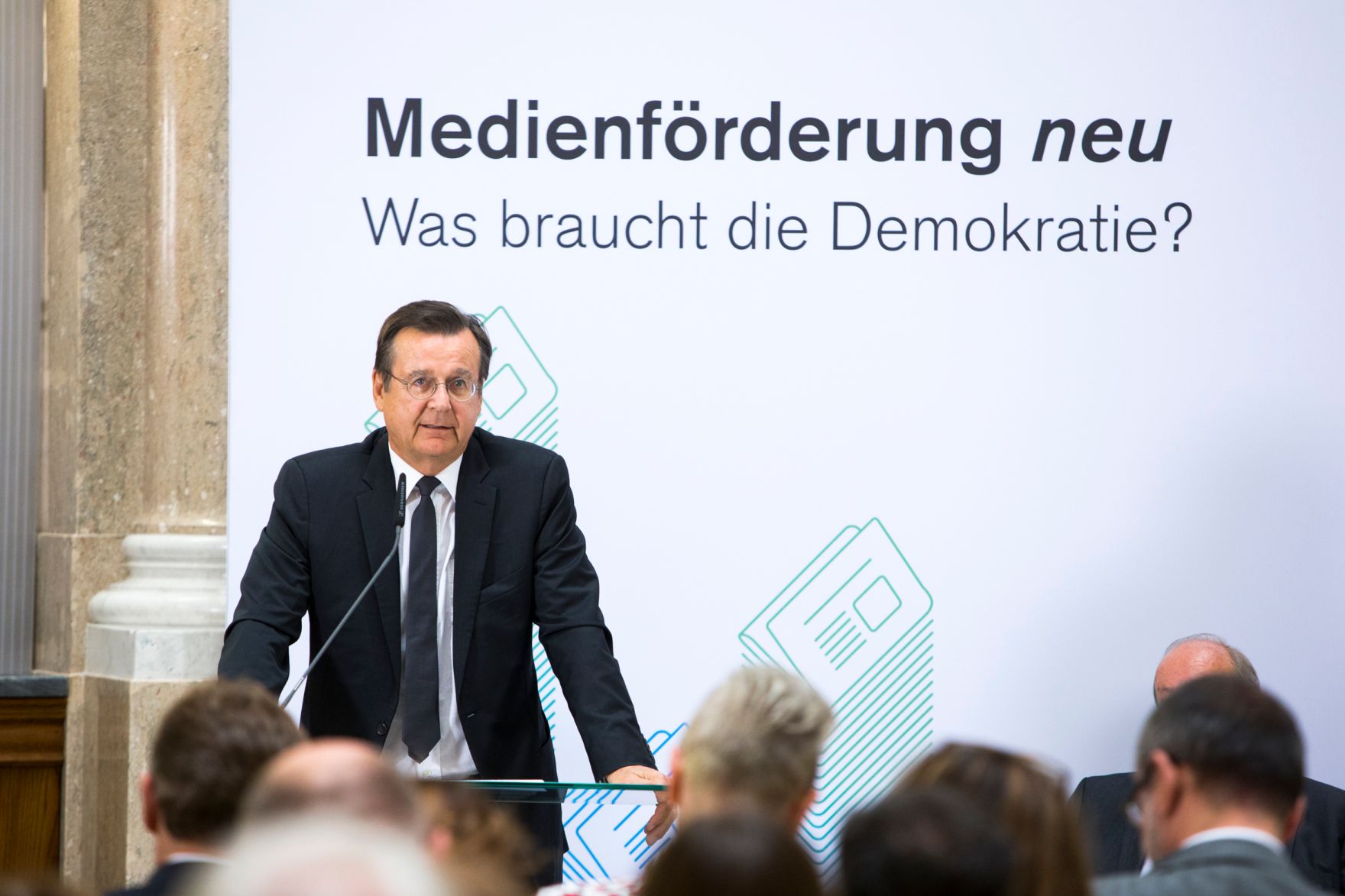 Am 19. September 2016 fand die Enquete "Medienf&ouml;rderung neu - Was braucht die Demokratie?" statt. Im Bild Hans Mahr, Journalist- und Medienmanager.