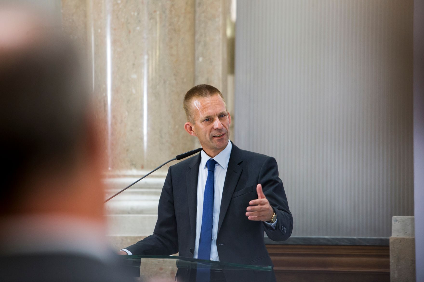 Am 19. September 2016 fand die Enquete "Medienf&ouml;rderung neu - Was braucht die Demokratie?" statt. Im Bild Gerhard Hesse, Sektionsleiter des Verfassungsdienstes im BKA.