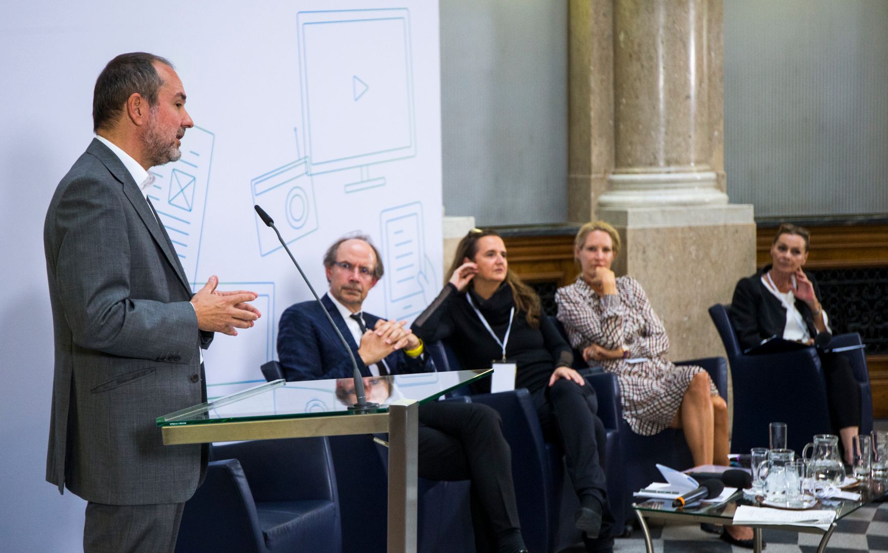 Am 19. September 2016 fand die Enquete "Medienf&ouml;rderung neu - Was braucht die Demokratie?" statt. Im Bild (v.l.n.r.) Thomas Drozda, Bundesminister f&uuml;r Medien, Eugen Russ, Edeltraud Stiftinger und Eva Dichand.