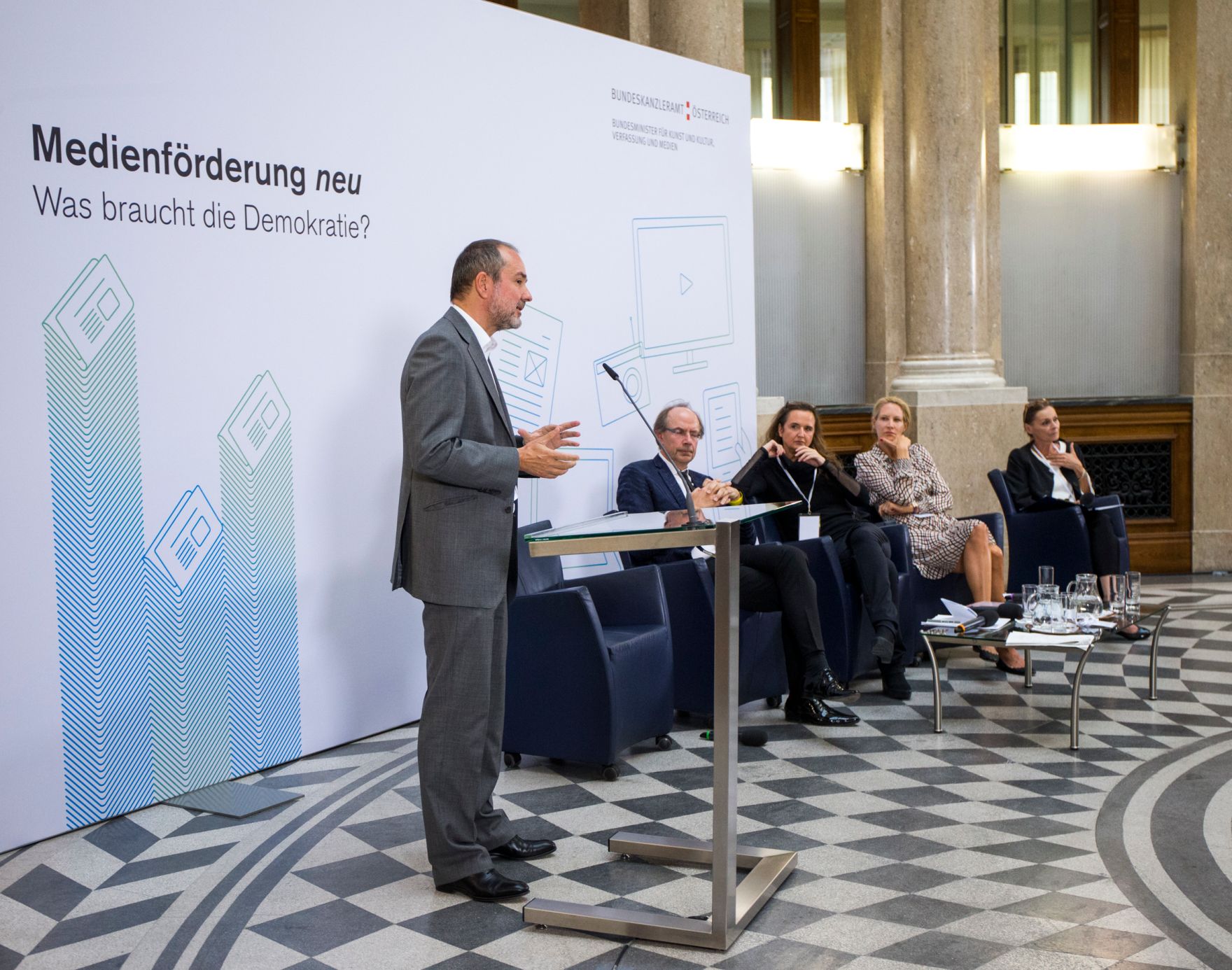 Am 19. September 2016 fand die Enquete "Medienf&ouml;rderung neu - Was braucht die Demokratie?" statt. Im Bild (v.l.n.r.) Thomas Drozda, Bundesminister f&uuml;r Medien, Eugen Russ, Edeltraud Stiftinger und Eva Dichand.