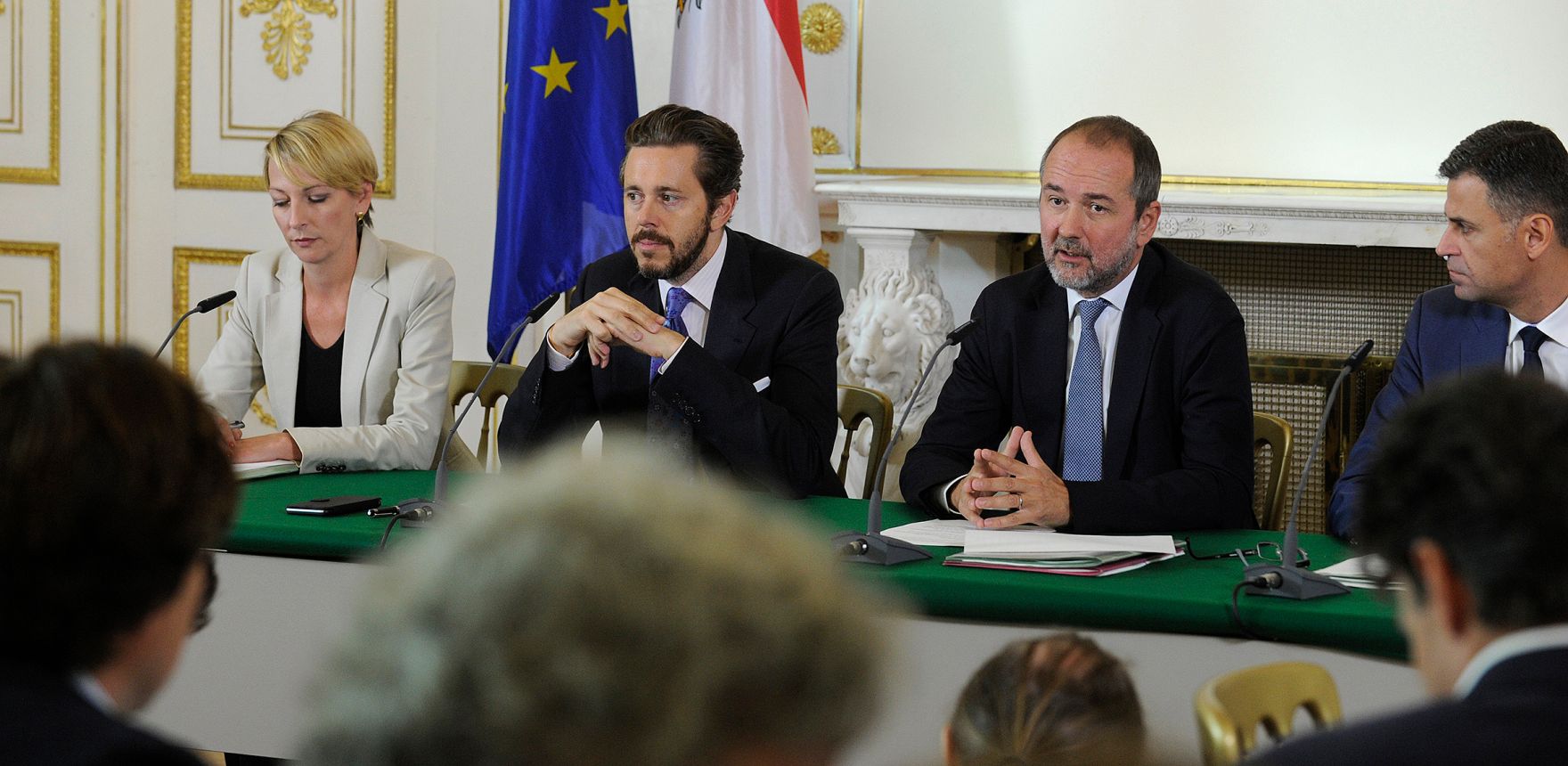 Kanzleramtsminister Thomas Drozda (2.v.r.) und Staatssekret&auml;r Harald Mahrer (2.v.l.) beim Medienbriefing &uuml;ber die Regierungssitzung am 20. September 2016.