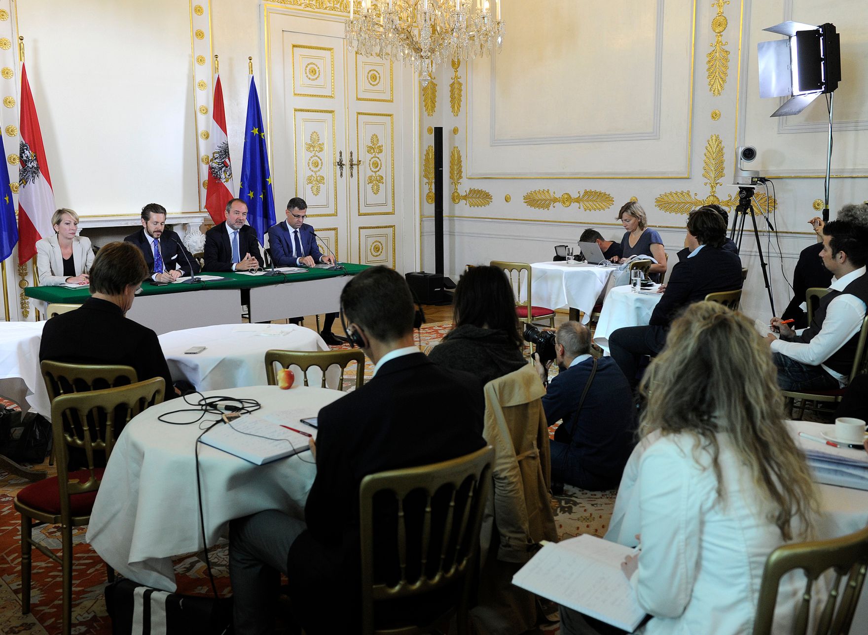 Kanzleramtsminister Thomas Drozda und Staatssekret&auml;r Harald Mahrer beim Medienbriefing &uuml;ber die Regierungssitzung am 20. September 2016.
