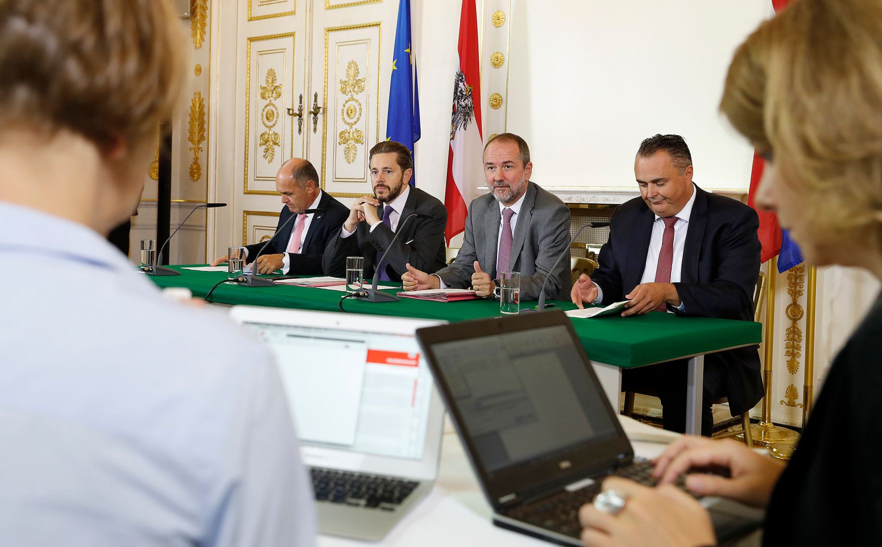 (v.l.n.r.) Innenminister Wolfgang Sobotka, Staatssekret&auml;r Harald Mahrer, Kanzleramtsminister Thomas Drozda und Verteidigungsminister Hans Peter Doskozil beim Medienbriefing &uuml;ber die Regierungssitzung am 27. September 2016.