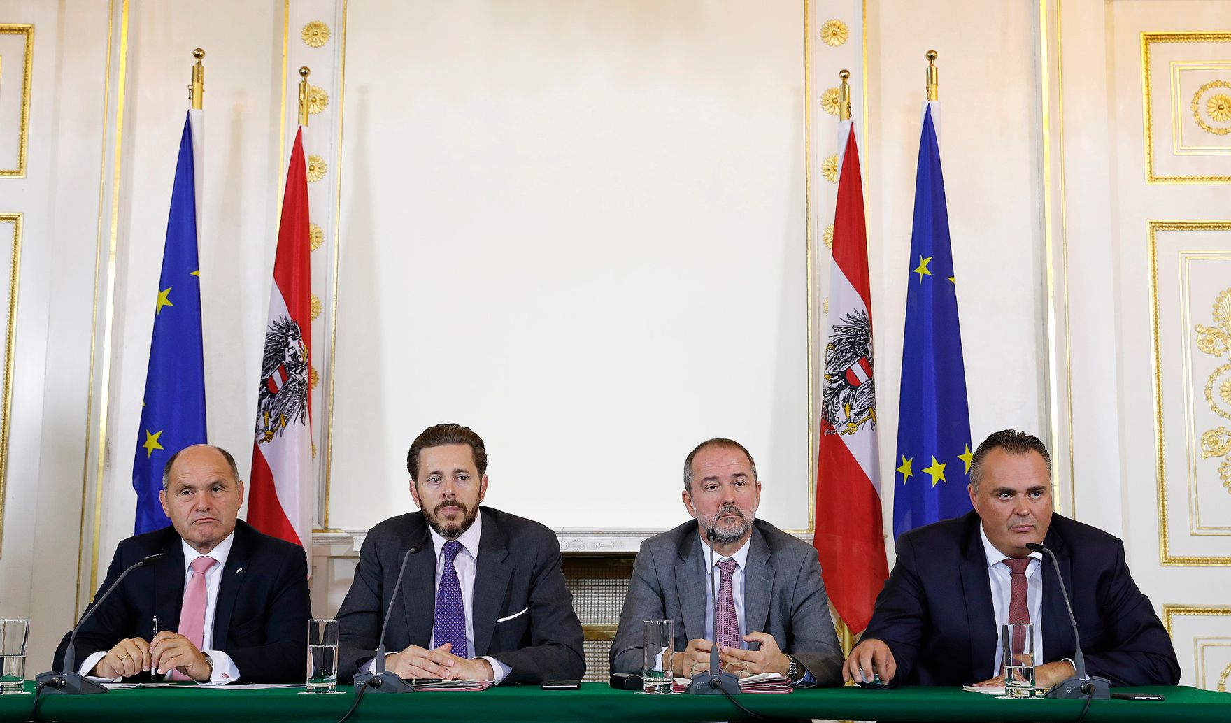 (v.l.n.r.) Innenminister Wolfgang Sobotka, Staatssekret&auml;r Harald Mahrer, Kanzleramtsminister Thomas Drozda und Verteidigungsminister Hans Peter Doskozil beim Medienbriefing &uuml;ber die Regierungssitzung am 27. September 2016.