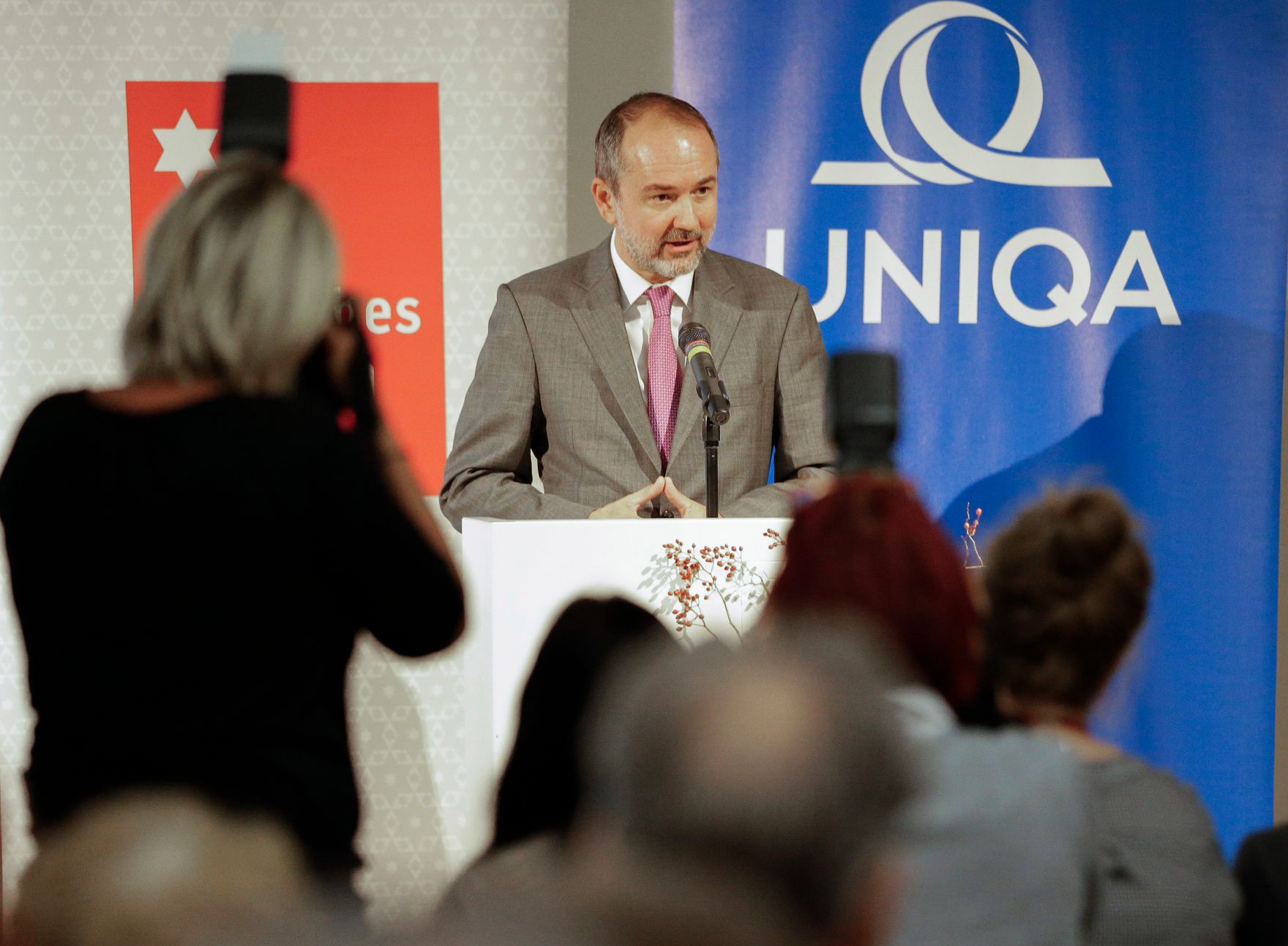 Am 27. September 2016 besuchte Kunst- und Kulturminister Thomas Drozda (im Bild) die Er&ouml;ffnung der Ausstellung "Das Wohnzimmer der Familie Gl&uuml;ck".