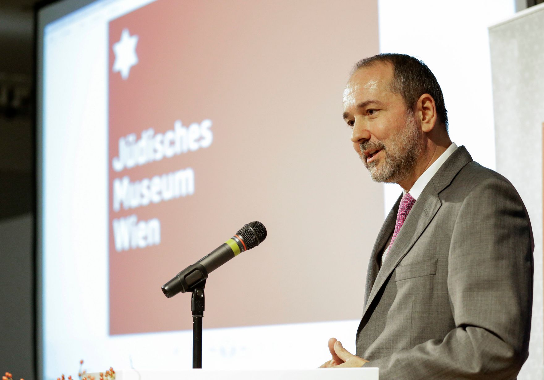Am 27. September 2016 besuchte Kunst- und Kulturminister Thomas Drozda (im Bild) die Er&ouml;ffnung der Ausstellung "Das Wohnzimmer der Familie Gl&uuml;ck".