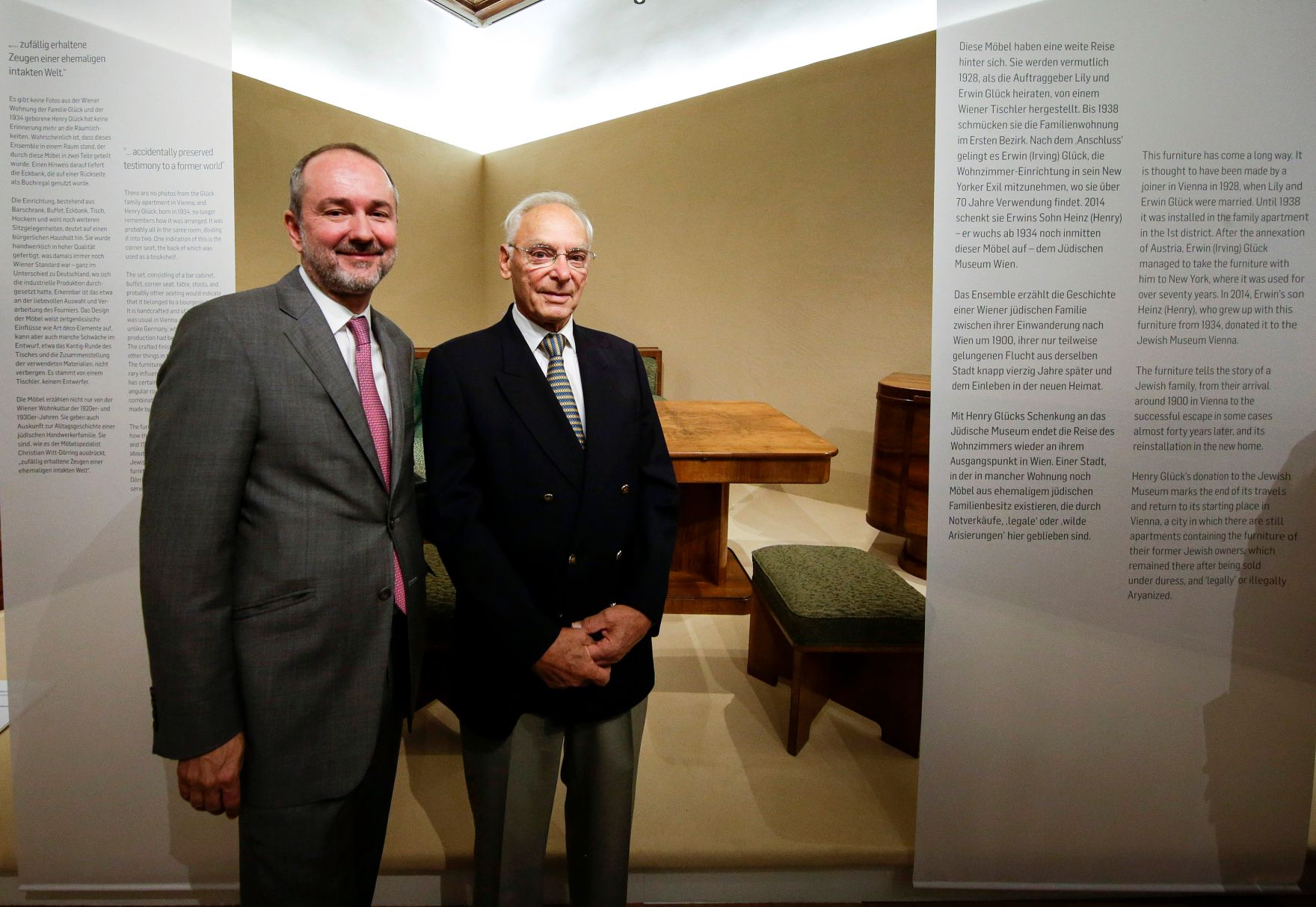 Am 27. September 2016 besuchte Kunst- und Kulturminister Thomas Drozda (l.) die Er&ouml;ffnung der Ausstellung "Das Wohnzimmer der Familie Gl&uuml;ck". Im Bild mit Henry Gl&uuml;ck (r.).