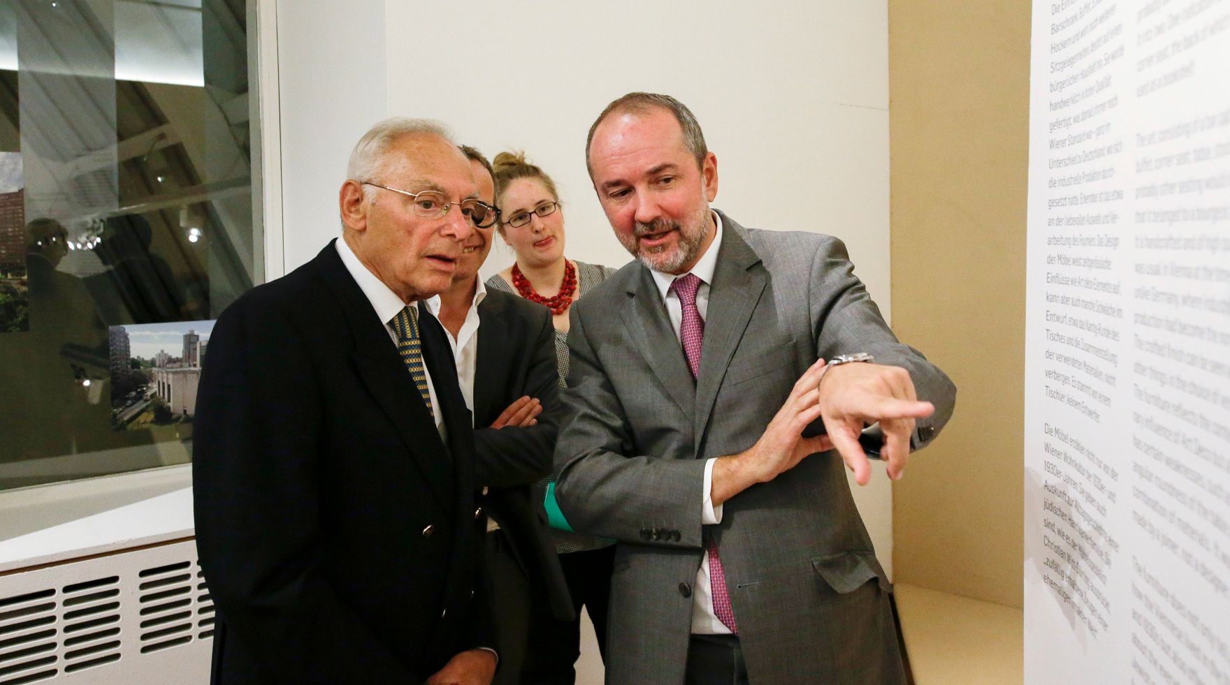 Am 27. September 2016 besuchte Kunst- und Kulturminister Thomas Drozda (r.) die Er&ouml;ffnung der Ausstellung "Das Wohnzimmer der Familie Gl&uuml;ck". Im Bild mit Henry Gl&uuml;ck (l.).