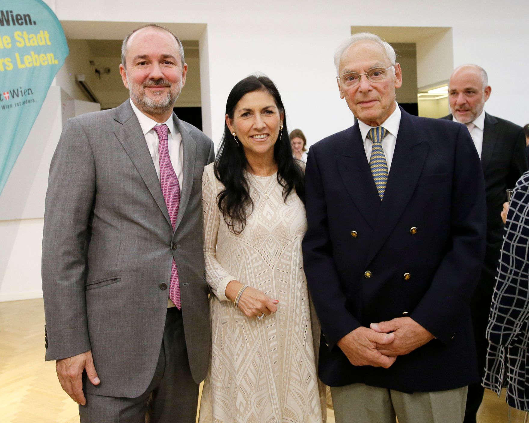 Am 27. September 2016 besuchte Kunst- und Kulturminister Thomas Drozda (l.) die Er&ouml;ffnung der Ausstellung "Das Wohnzimmer der Familie Gl&uuml;ck". Im Bild mit der Direktorin des J&uuml;dischen Museums Wien Danielle Spera (m.) und Henry Gl&uuml;ck (r.).