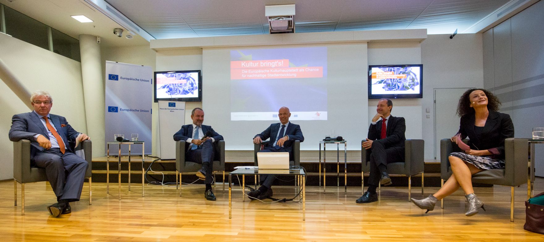 Am 29. September 2016 fand die Pr&auml;sentation "Kultur bringt's! Die Europ&auml;ische Kulturhauptstadt als Chance f&uuml;r nachhaltige Stadtentwicklung" im Haus der Europ&auml;ischen Union statt. Im Bild (v.l.n.r) der deutsche Kulturpolitiker Oliver Scheytt, Kanzleramtsminister Thomas Drozda, der Generalsekret&auml;r des St&auml;dtebunds Thomas Weninger, der Leiter der Vertretung der Europ&auml;ischen Kommission J&ouml;rg Wojahn und Moderation Konstanze Breitebner bei der Er&ouml;ffnung.