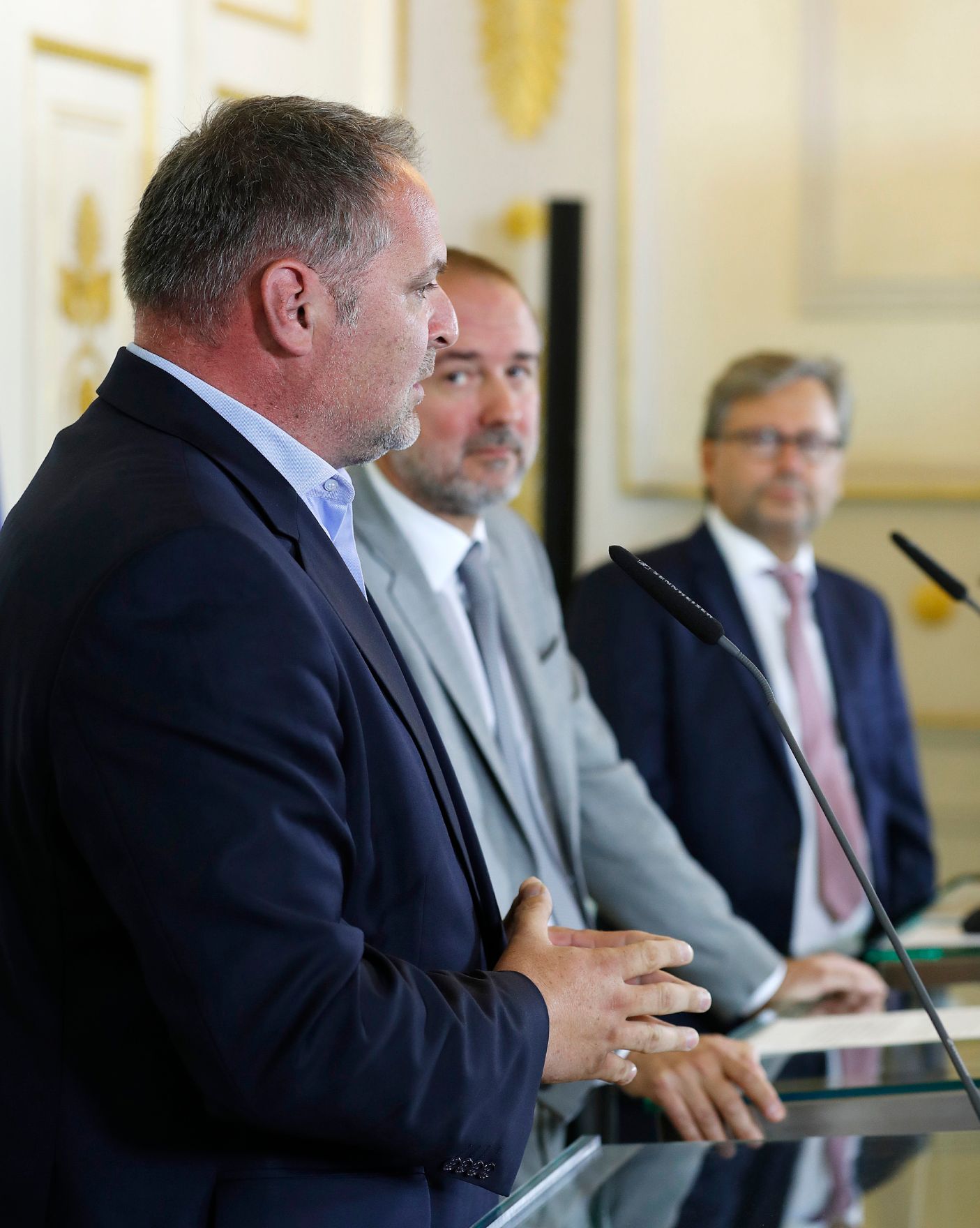 Am 30. September 2016 fand im Bundeskanzleramt ein Pressegespr&auml;ch zum Thema ORF-TVthek goes school &ndash; Videoarchiv "&Ouml;sterreichs Zeitzeugen" statt. Im Bild (v.l.n.r.) Willi Mernyi, Vorsitzender des Mauthausen Komitee &Ouml;sterreich, Kanzleramtsminister Thomas Drozda und ORF-Generaldirektor Alexander Wrabetz.