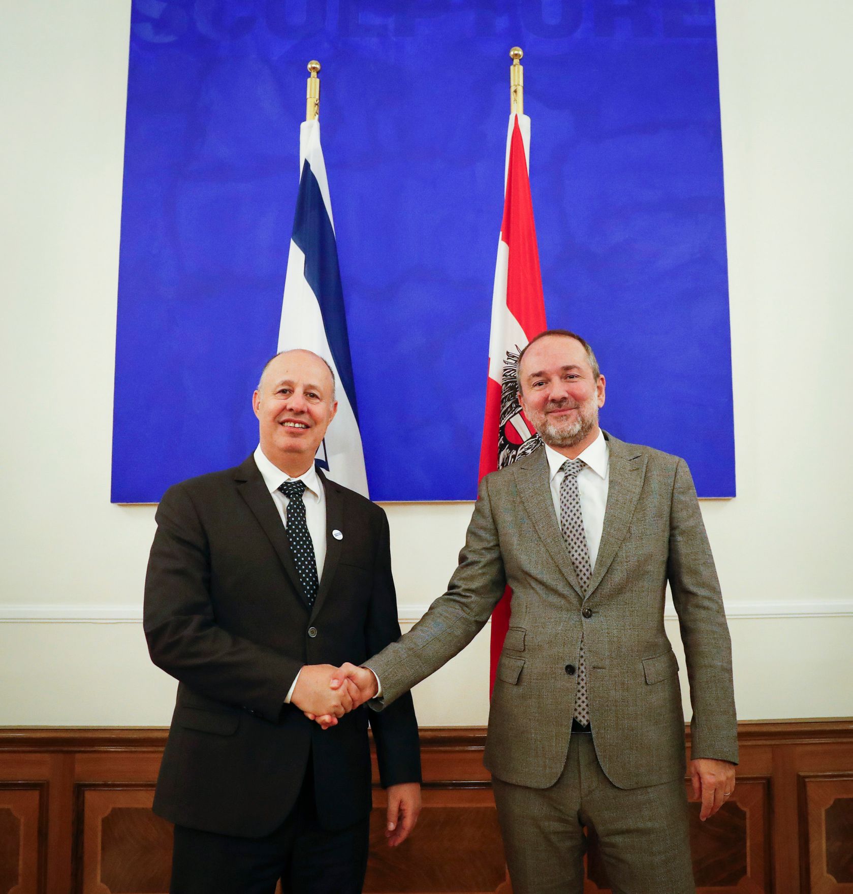 Am 6. Oktober 2016 empfing Kanzleramtsminister Thomas Drozda (r.) den Minister des Staates Israel Tzachi Hanegbi (l.) zu einem Arbeitsgespr&auml;ch.