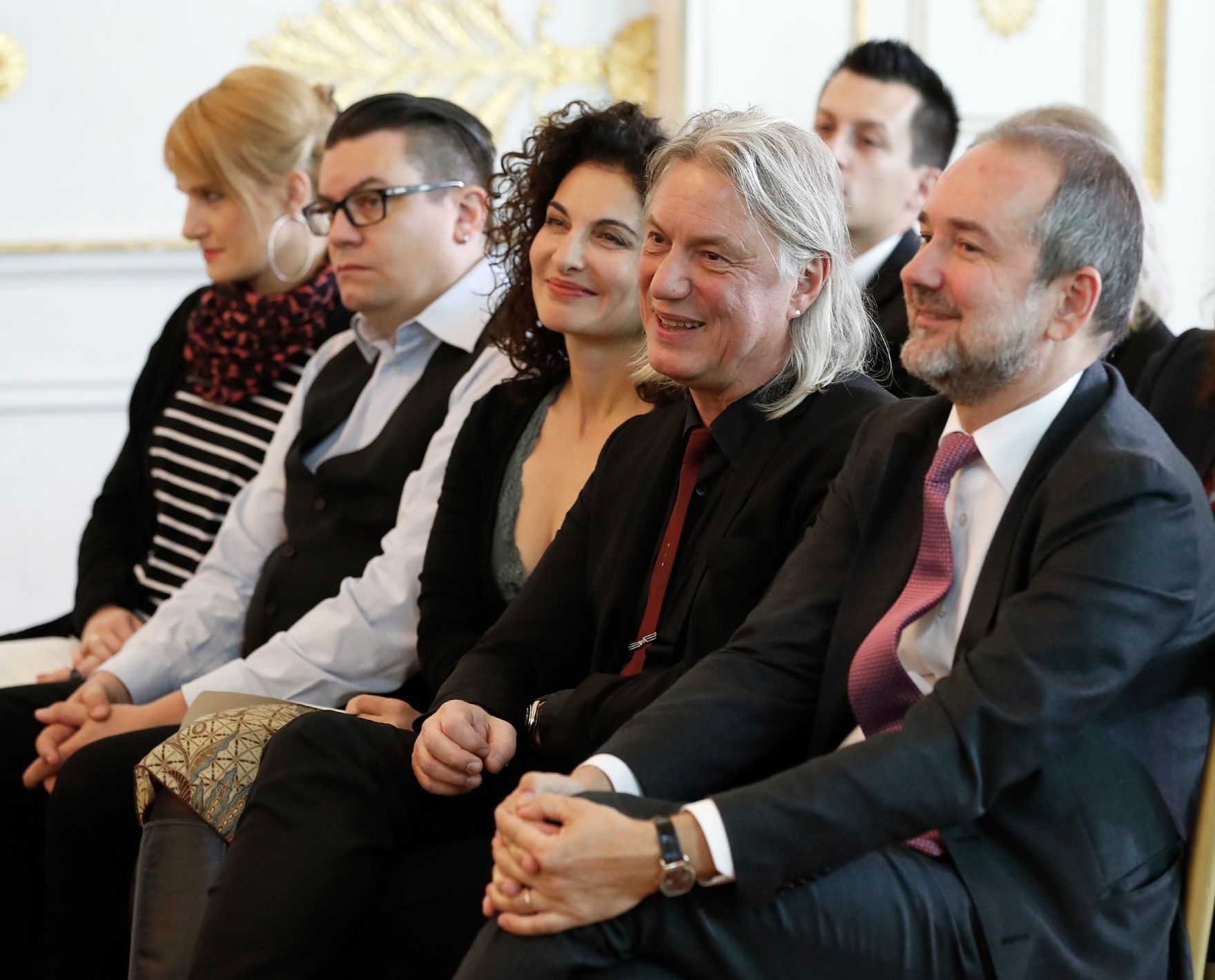 Am 14. Oktober 2016 &uuml;berreichte Bundesminister Thomas Drozda (r.) das &Ouml;sterreichische Ehrenkreuz f&uuml;r Wissenschaft und Kunst an Harald Sicheritz (2.v.r.).