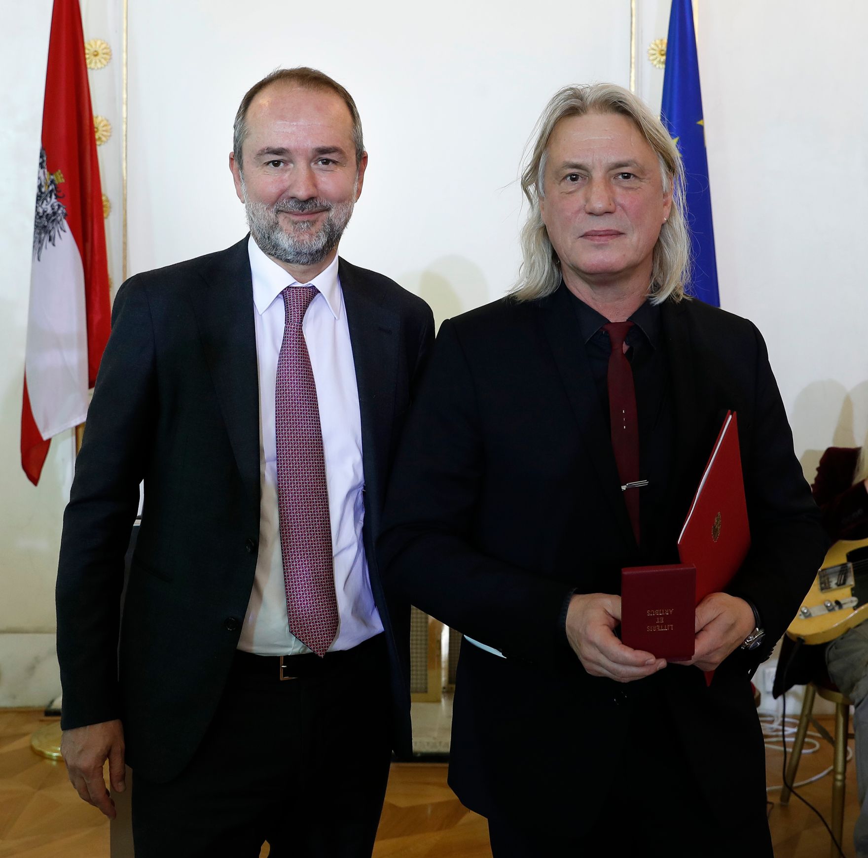 Am 14. Oktober 2016 &uuml;berreichte Bundesminister Thomas Drozda (l.) das &Ouml;sterreichische Ehrenkreuz f&uuml;r Wissenschaft und Kunst an Harald Sicheritz (r.).