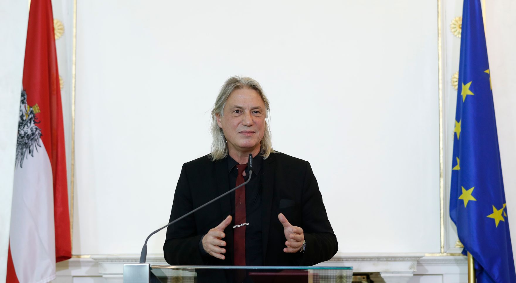 Am 14. Oktober 2016 &uuml;berreichte Bundesminister Thomas Drozda (im Bild) das &Ouml;sterreichische Ehrenkreuz f&uuml;r Wissenschaft und Kunst an Harald Sicheritz (im Bild).