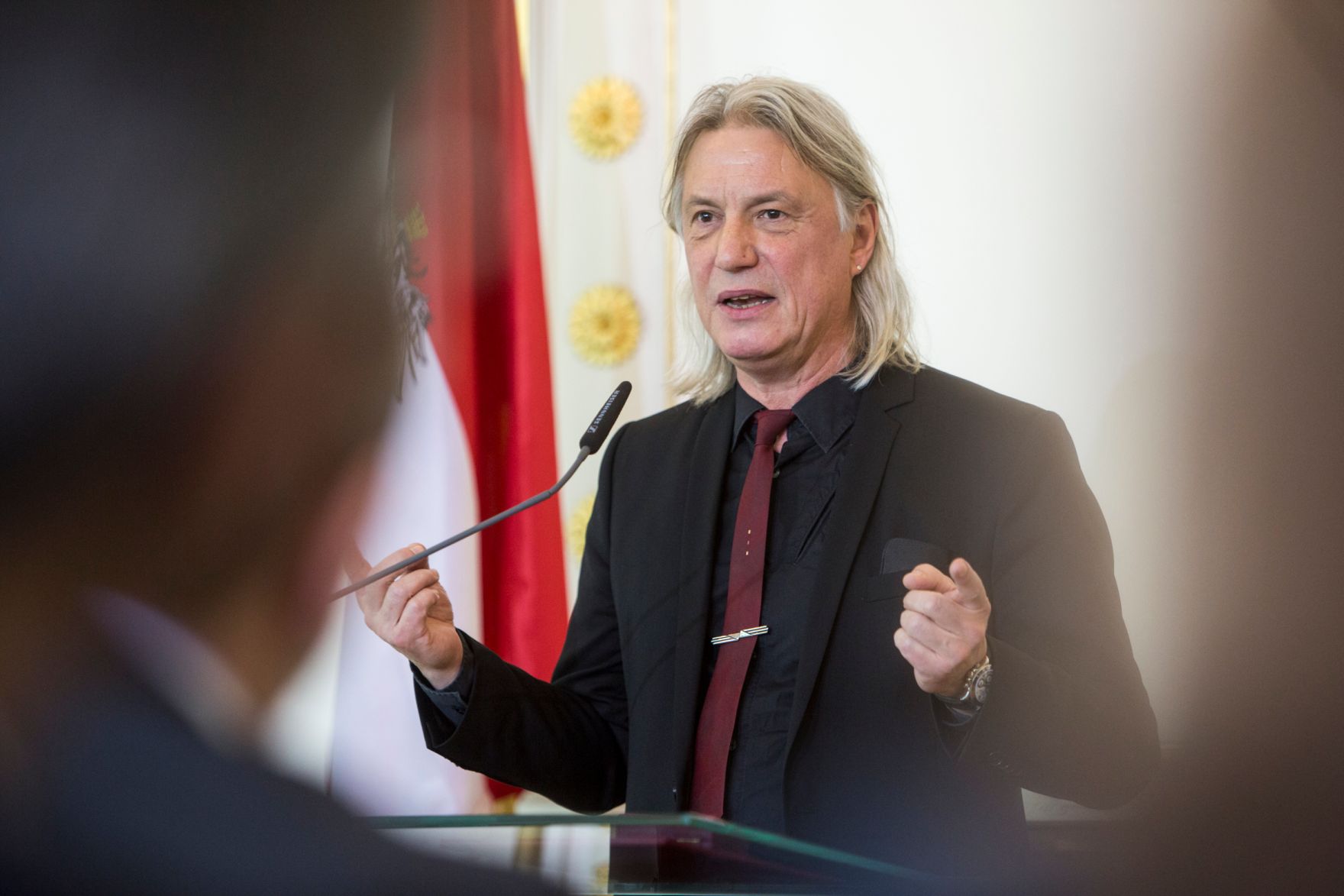 Am 14. Oktober 2016 &uuml;berreichte Bundesminister Thomas Drozda das &Ouml;sterreichische Ehrenkreuz f&uuml;r Wissenschaft und Kunst an Harald Sicheritz (im Bild).