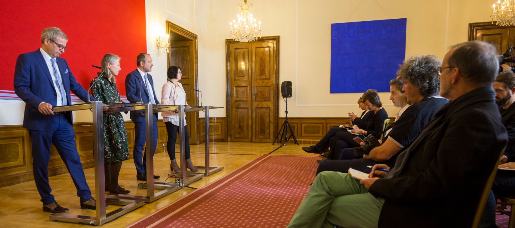 Am 17. Oktober 2016 gab Kunst- und Kulturminister Thomas Drozda gemeinsam mit Andrea Ecker, Sektionschefin f&uuml;r Kunst und Kultur eine Pressekonferenz bez&uuml;glich der Bestellung der wissenschaftlichen und kaufm&auml;nnischen Direktion des Belvedere Museum Wien 2017 bis 2022. Im Bild (v.l.n.r.) Wolfgang Bergmann, designierter kaufm&auml;nnischer Direktor des Belvedere Museum Wien, Stella Rollig, designierte k&uuml;nstlerische Direktorin des Belvedere Museum Wien, Kunst- und Kulturminister Thomas Drozda und Andrea Ecker, Sektionschefin f&uuml;r Kunst und Kultur.