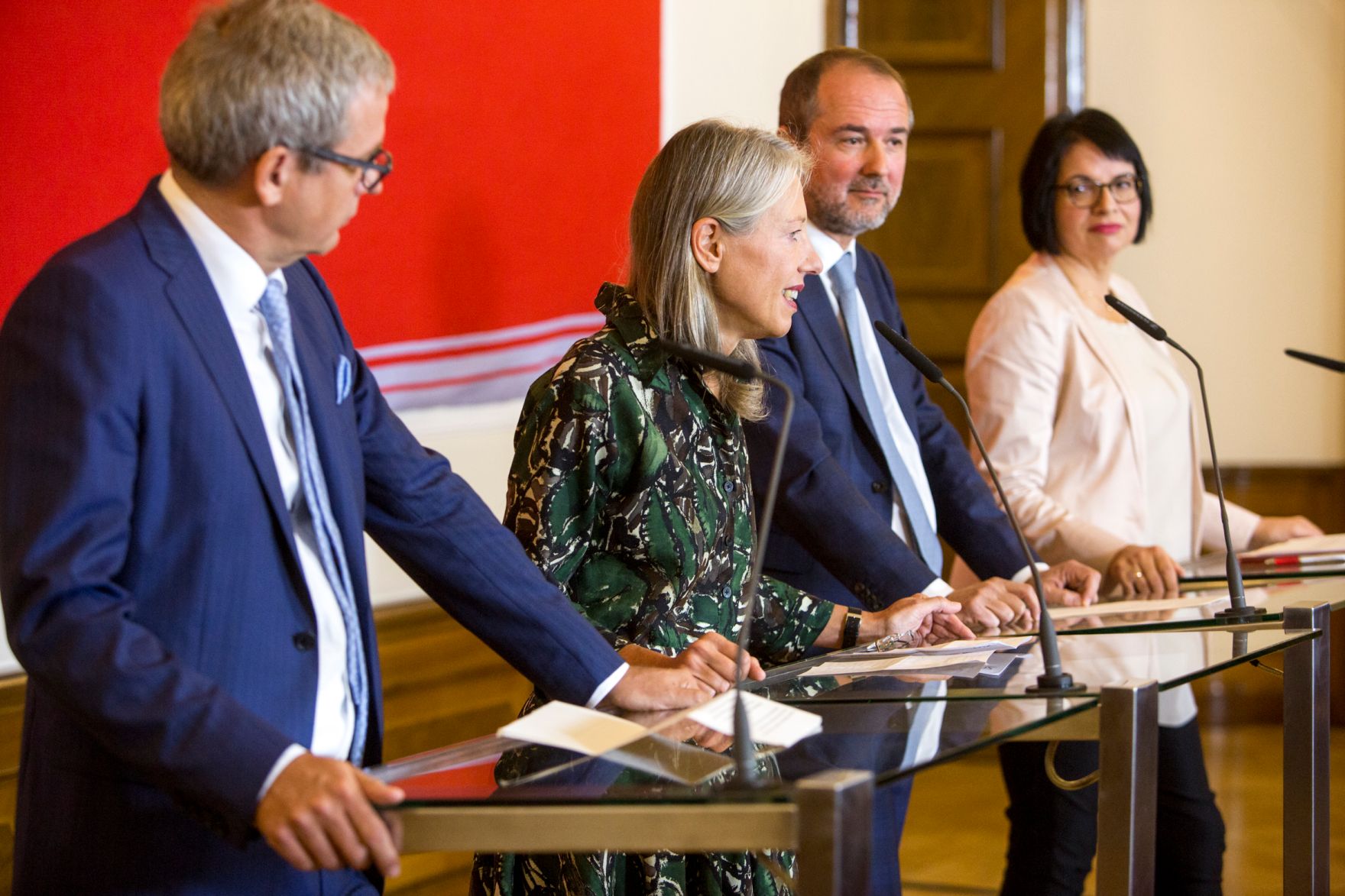 Am 17. Oktober 2016 gab Kunst- und Kulturminister Thomas Drozda gemeinsam mit Andrea Ecker, Sektionschefin f&uuml;r Kunst und Kultur eine Pressekonferenz bez&uuml;glich der Bestellung der wissenschaftlichen und kaufm&auml;nnischen Direktion des Belvedere Museum Wien 2017 bis 2022. Im Bild (v.l.n.r.) Wolfgang Bergmann, designierter kaufm&auml;nnischer Direktor des Belvedere Museum Wien, Stella Rollig, designierte k&uuml;nstlerische Direktorin des Belvedere Museum Wien, Kunst- und Kulturminister Thomas Drozda und Andrea Ecker, Sektionschefin f&uuml;r Kunst und Kultur.