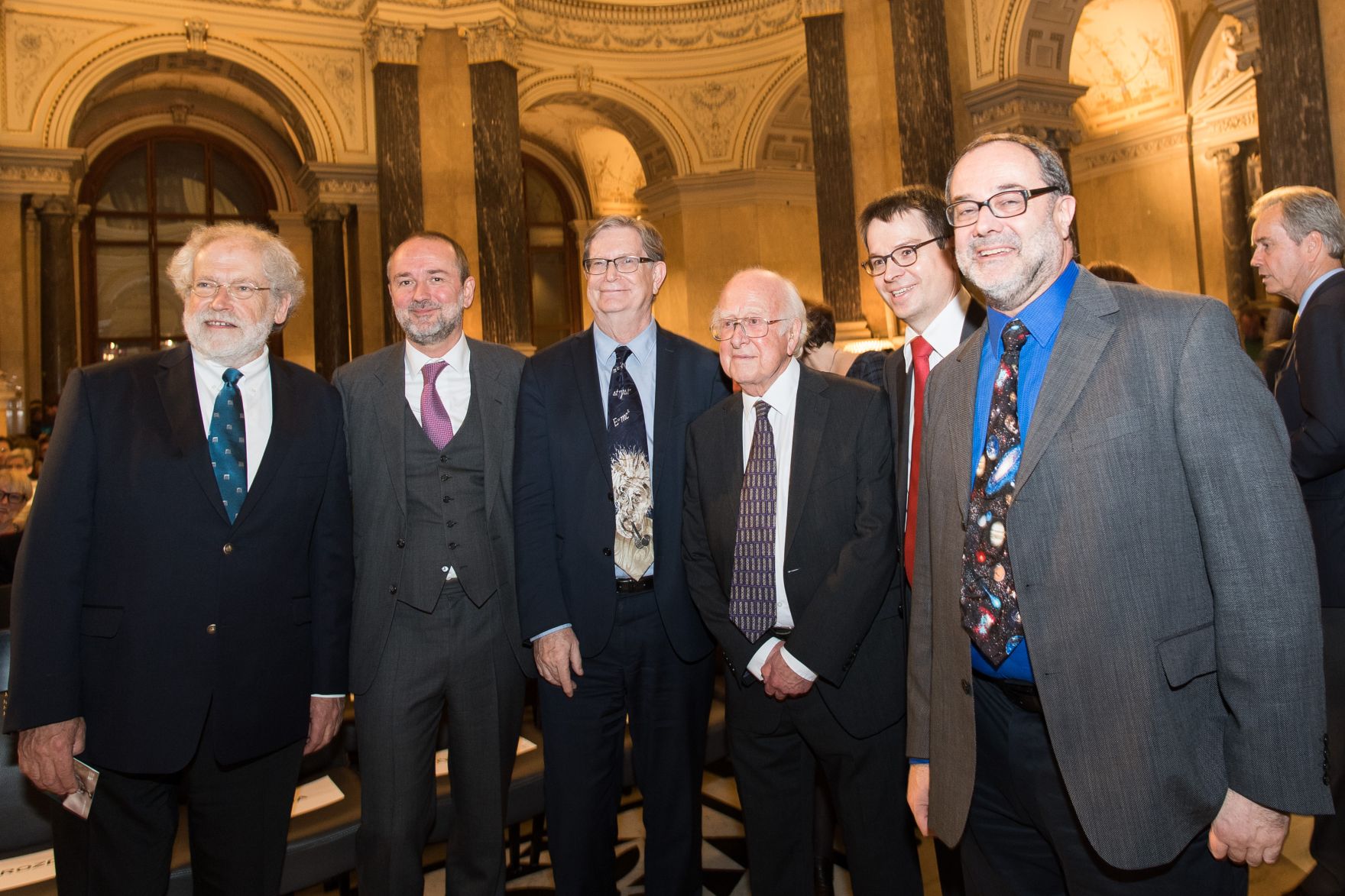 Am 18. Oktober 2016 er&ouml;ffnete Kunst- und Kulturminister Thomas Drozda die Ausstellung "Wie alles begann. Von Galaxien, Quarks und Kollisionen" im Naturhistorischen Museum Wien. Im Bild (v.l.n.r.) Pr&auml;sident der &Ouml;sterreichischen Akademie der Wissenschaften Anton Zeilinger, Kunst- und Kulturminister Thomas Drozda, amerikanischer Physiker und Nobelpreistr&auml;ger George Smoot, britischer Physiker und Nobelpreistr&auml;ger Peter Higgs, Direktor des Instituts f&uuml;r Hochenergiephysik (HEPHY) der &Ouml;AW Jochen Schieck und Generaldirektor des Naturhistorischen Museums Wien Christian K&ouml;berl.