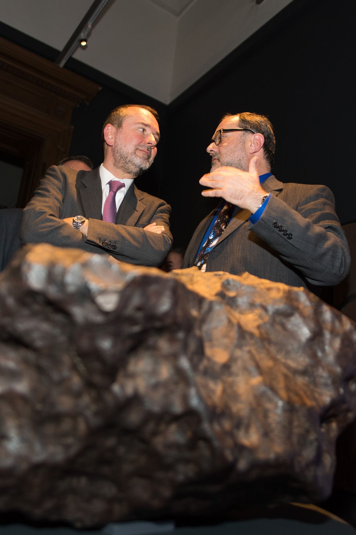 Am 18. Oktober 2016 er&ouml;ffnete Kunst- und Kulturminister Thomas Drozda (l.) die Ausstellung "Wie alles begann. Von Galaxien, Quarks und Kollisionen" im Naturhistorischen Museum Wien. Im Bild mit dem Generaldirektor des Naturhistorischen Museums Wien Christian K&ouml;berl (r.).