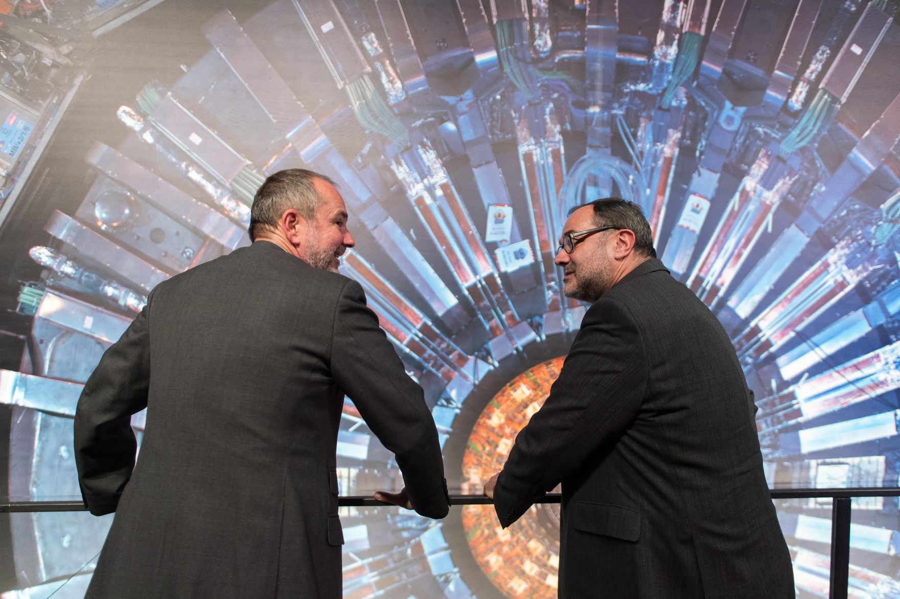 Am 18. Oktober 2016 er&ouml;ffnete Kunst- und Kulturminister Thomas Drozda (l.) die Ausstellung "Wie alles begann. Von Galaxien, Quarks und Kollisionen" im Naturhistorischen Museum Wien. Im Bild mit dem Generaldirektor des Naturhistorischen Museums Wien Christian K&ouml;berl (r.).