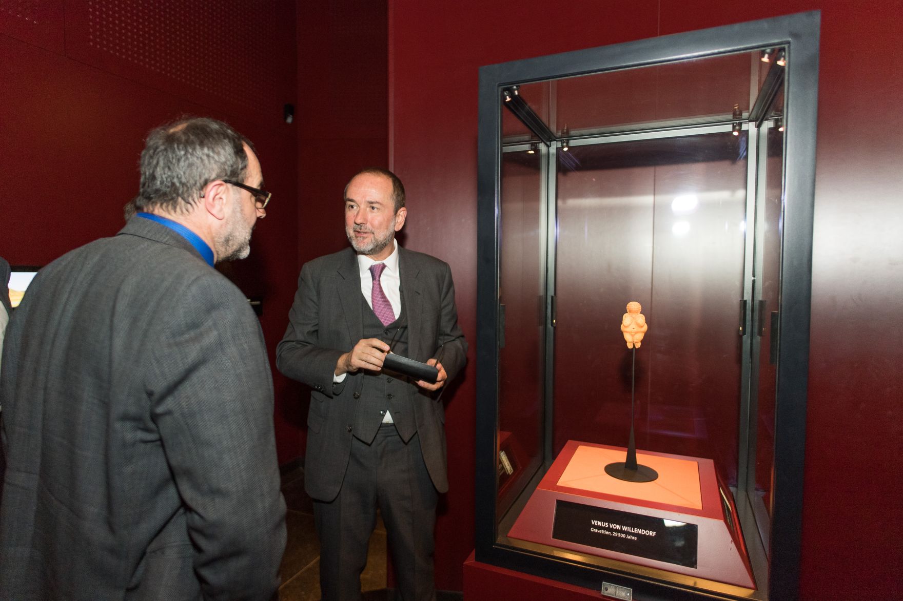 Am 18. Oktober 2016 er&ouml;ffnete Kunst- und Kulturminister Thomas Drozda (r.) die Ausstellung "Wie alles begann. Von Galaxien, Quarks und Kollisionen" im Naturhistorischen Museum Wien. Im Bild mit dem Generaldirektor des Naturhistorischen Museums Wien Christian K&ouml;berl (l.).