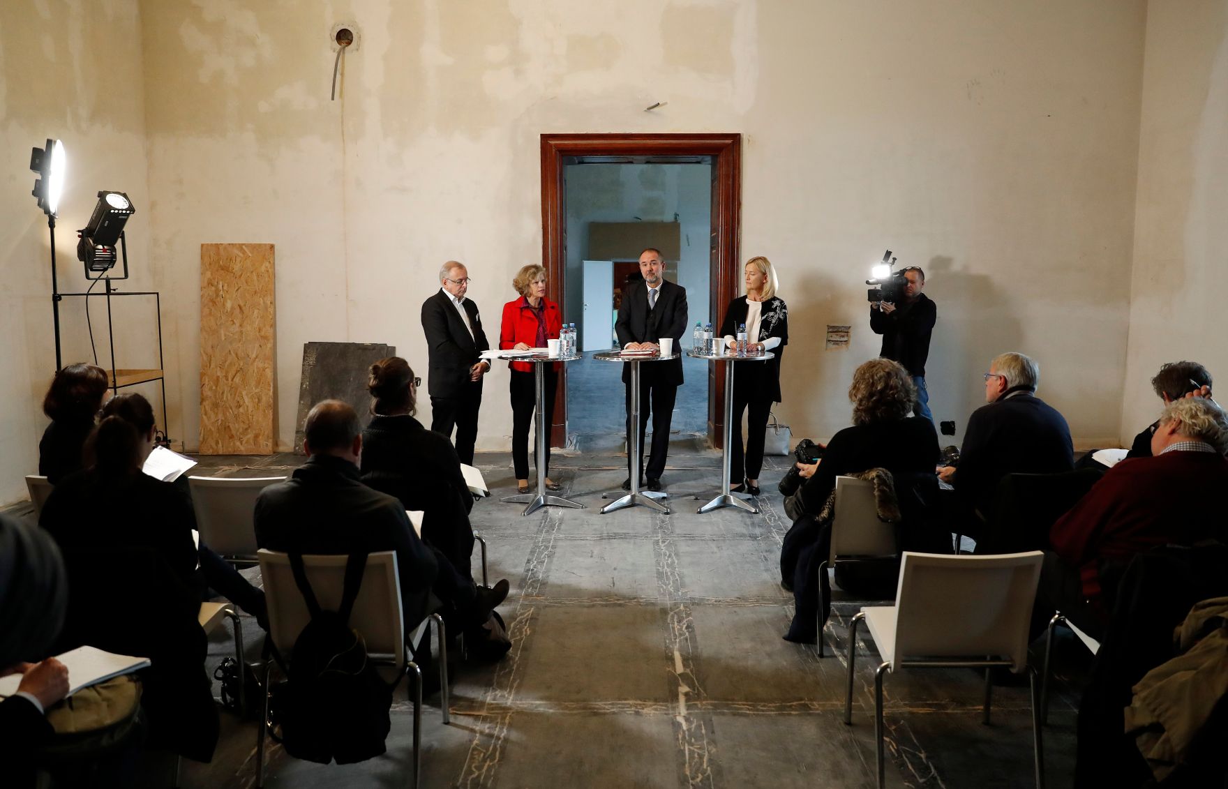 Am 20. Oktober 2016 lud Kunst- und Kulturminister Thomas Drozda zu einem Mediengespr&auml;ch zum Thema "Haus der Geschichte &Ouml;sterreich 2018". Im Bild (v.l.n.r.) Oliver Rathkolb, Vorstand des Instituts f&uuml;r Zeitgeschichte, Sabine Haag, Generaldirektorin des Kunsthistorischen Museums, Kunst- und Kulturminister Thomas Drozda und Johanna Rachinger, Generaldirektorin der &Ouml;sterreichischen Nationalbibliothek.