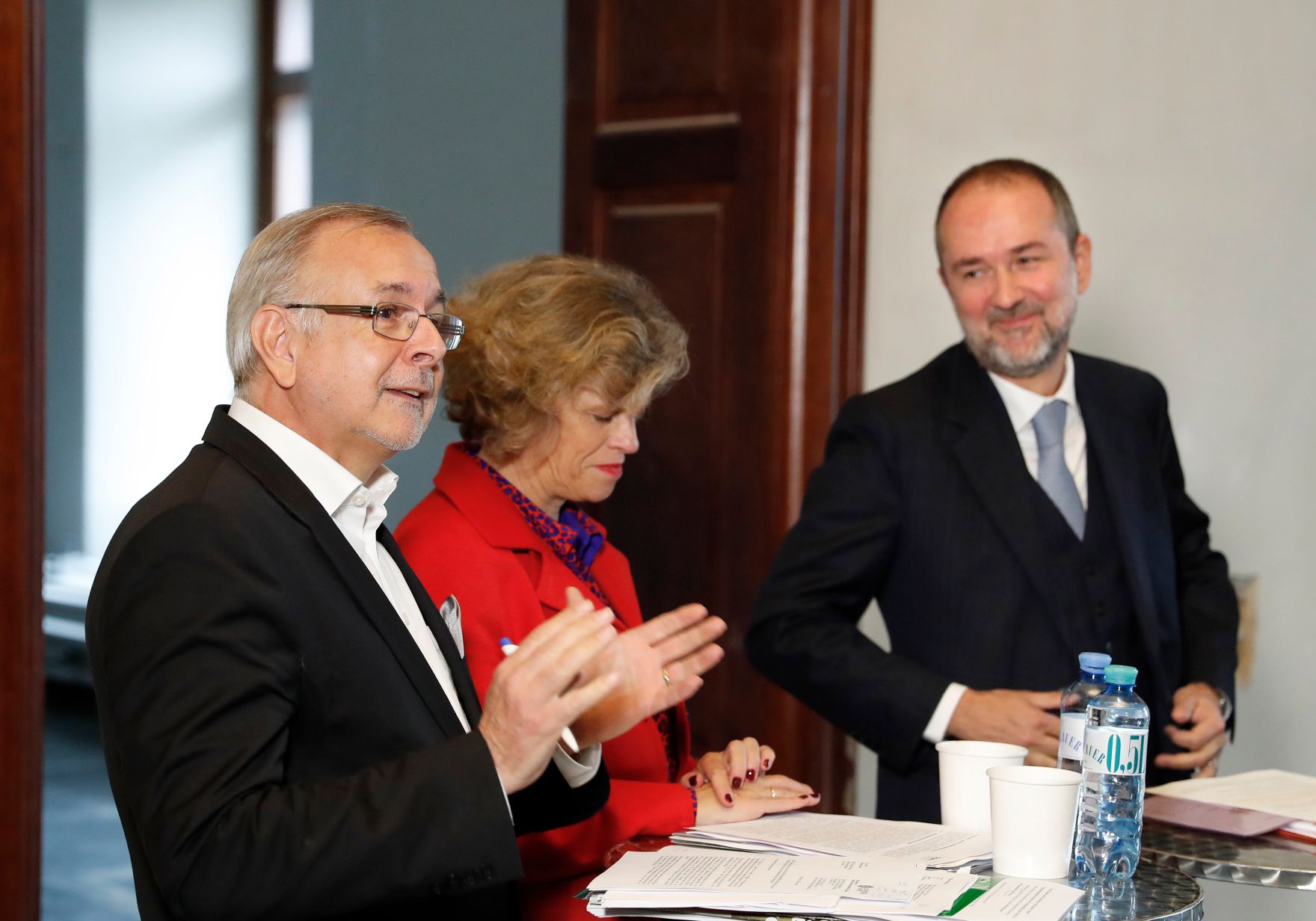 Am 20. Oktober 2016 lud Kunst- und Kulturminister Thomas Drozda (r.) zu einem Mediengespr&auml;ch zum Thema "Haus der Geschichte &Ouml;sterreich 2018". Im Bild mit Oliver Rathkolb (l.), Vorstand des Instituts f&uuml;r Zeitgeschichte und Sabine Haag (m.), Generaldirektorin des Kunsthistorischen Museums.