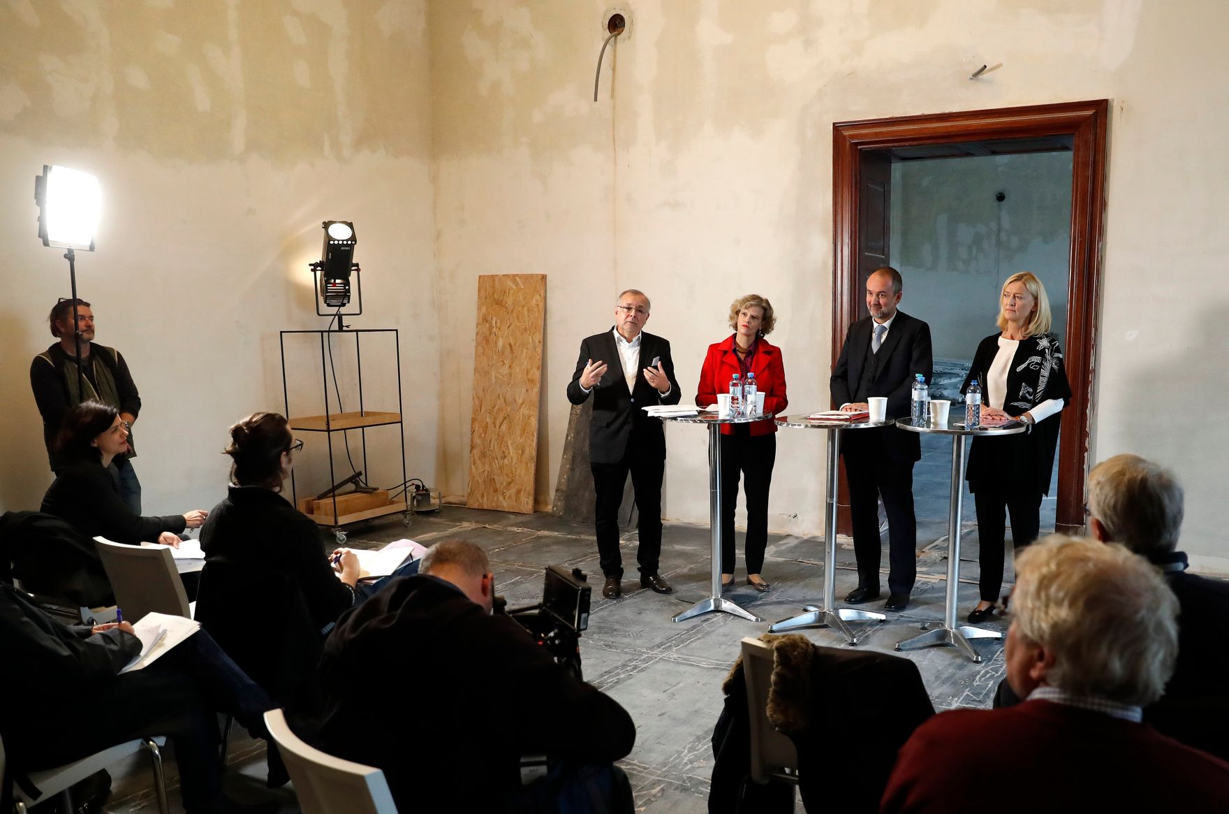 Am 20. Oktober 2016 lud Kunst- und Kulturminister Thomas Drozda zu einem Mediengespr&auml;ch zum Thema "Haus der Geschichte &Ouml;sterreich 2018". Im Bild (v.l.n.r.) Oliver Rathkolb, Vorstand des Instituts f&uuml;r Zeitgeschichte, Sabine Haag, Generaldirektorin des Kunsthistorischen Museums, Kunst- und Kulturminister Thomas Drozda und Johanna Rachinger, Generaldirektorin der &Ouml;sterreichischen Nationalbibliothek.