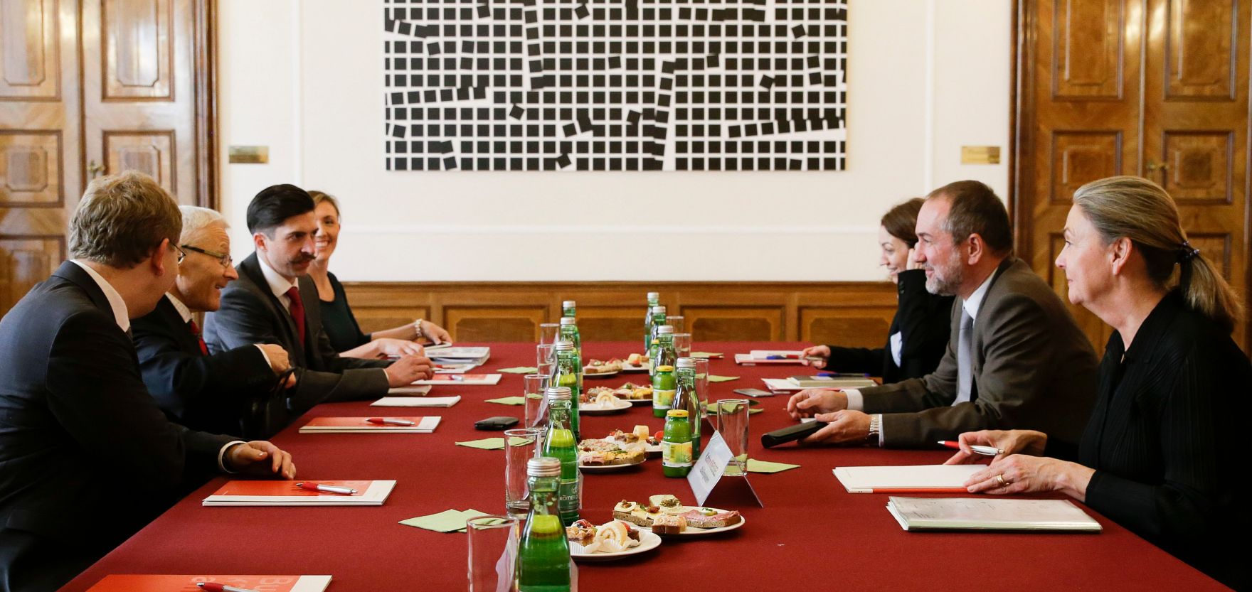 Am 28. Oktober 2016 empfing Kanzleramtsminister Thomas Drozda (r.) den Minister f&uuml;r Kultur der Republik Slowenien, Anton Per&scaron;ak (l.) zu einem Arbeitsgespr&auml;ch.