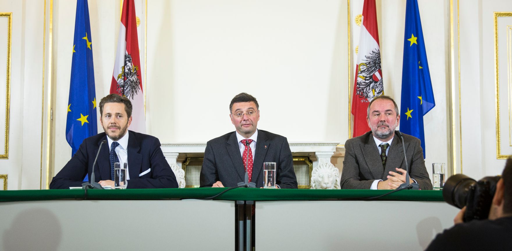 Am 8. November 2016 fand das Medienbriefing &uuml;ber die Regierungssitzung statt. Im Bild (v.r.n.l.) Kanzleramtsminister Thomas Drozda, Verkehrsminister J&ouml;rg Leichtfried und Staatssekret&auml;r Harald Mahrer.