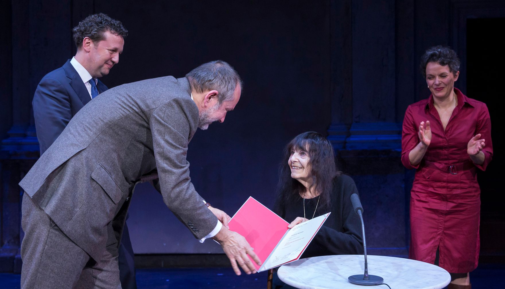 Am 8. November 2016 verlieh Kunst- und Kulturminister Thomas Drozda (m.l.) den &quot;&Ouml;sterreichischen Buchpreis 2016&quot;. Im Bild mit Preistr&auml;gerin Friederike Mayr&ouml;cker (m.r.).