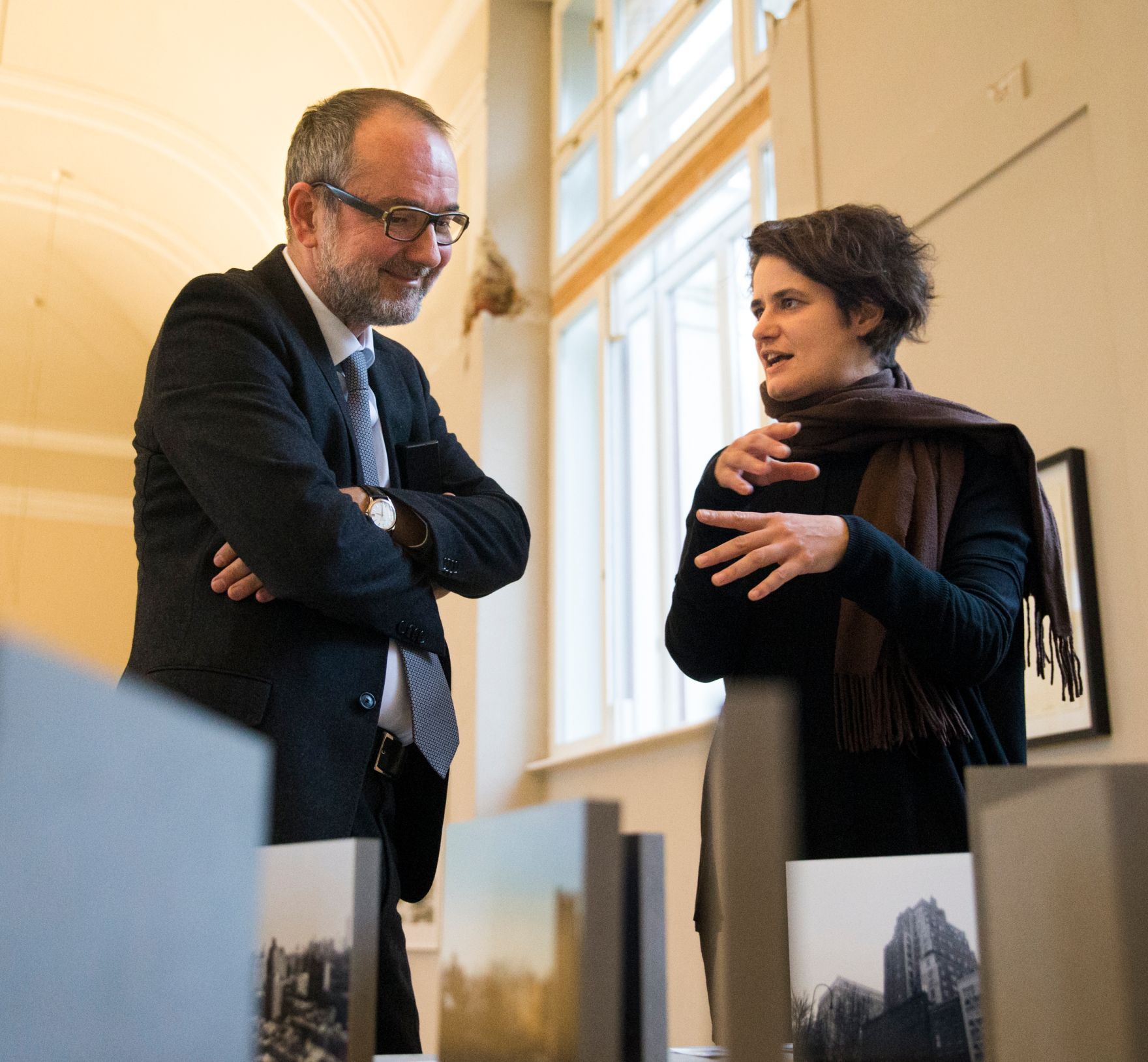 Am 11. November 2016 besuchte Kunst- und Kulturminister Thomas Drozda (l.) die Ausstellung &quot;Away&quot;.