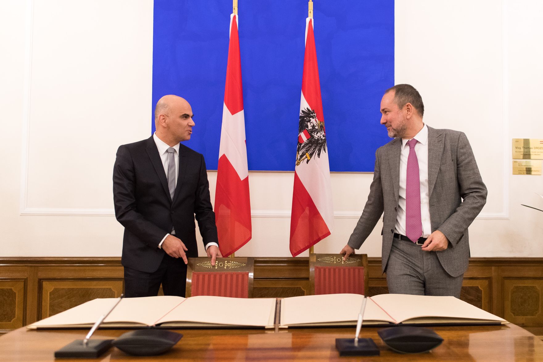 Am 18. November 2016 empfing Kunst- und Kulturminister Thomas Drozda (r.) den Vorsteher des Eidgen&ouml;ssischen Departement des Innern, Bundesrat Alain Berset (l.) zu einem bilateralen Arbeitsgespr&auml;ch. Im Bild bei der Unterzeichnung eines &quot;Memorandum of Understanding&quot;.