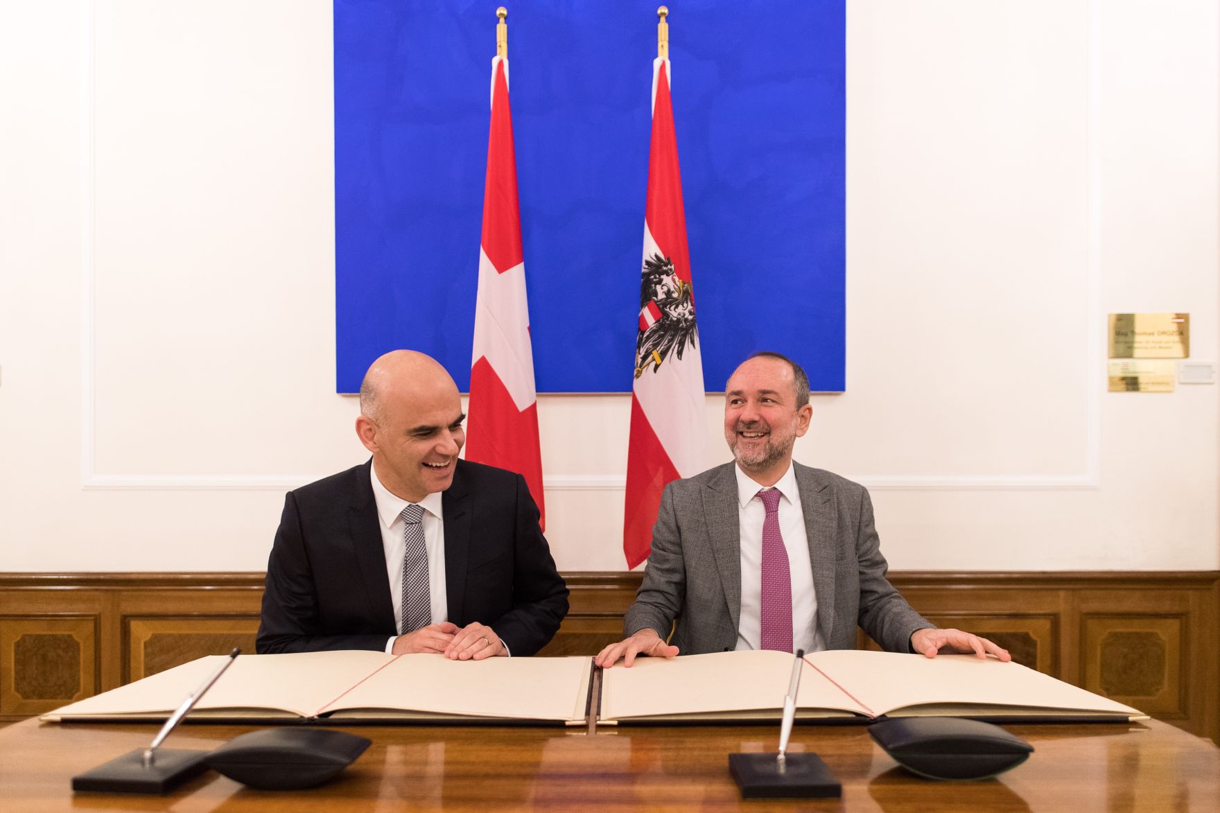 Am 18. November 2016 empfing Kunst- und Kulturminister Thomas Drozda (r.) den Vorsteher des Eidgen&ouml;ssischen Departement des Innern, Bundesrat Alain Berset (l.) zu einem bilateralen Arbeitsgespr&auml;ch. Im Bild bei der Unterzeichnung eines &quot;Memorandum of Understanding&quot;.
