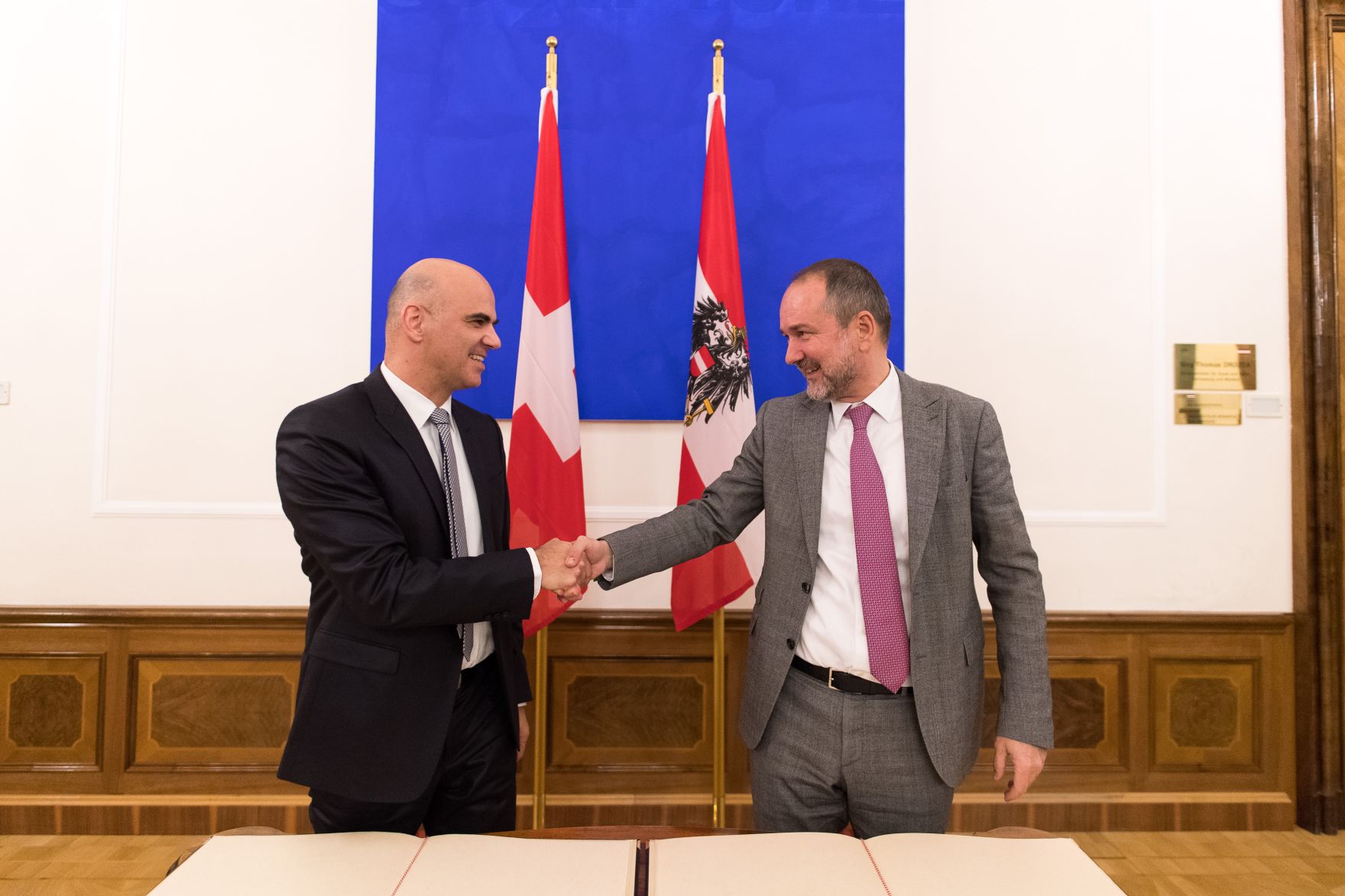 Am 18. November 2016 empfing Kunst- und Kulturminister Thomas Drozda (r.) den Vorsteher des Eidgen&ouml;ssischen Departement des Innern, Bundesrat Alain Berset (l.) zu einem bilateralen Arbeitsgespr&auml;ch. Im Bild bei der Unterzeichnung eines &quot;Memorandum of Understanding&quot;.