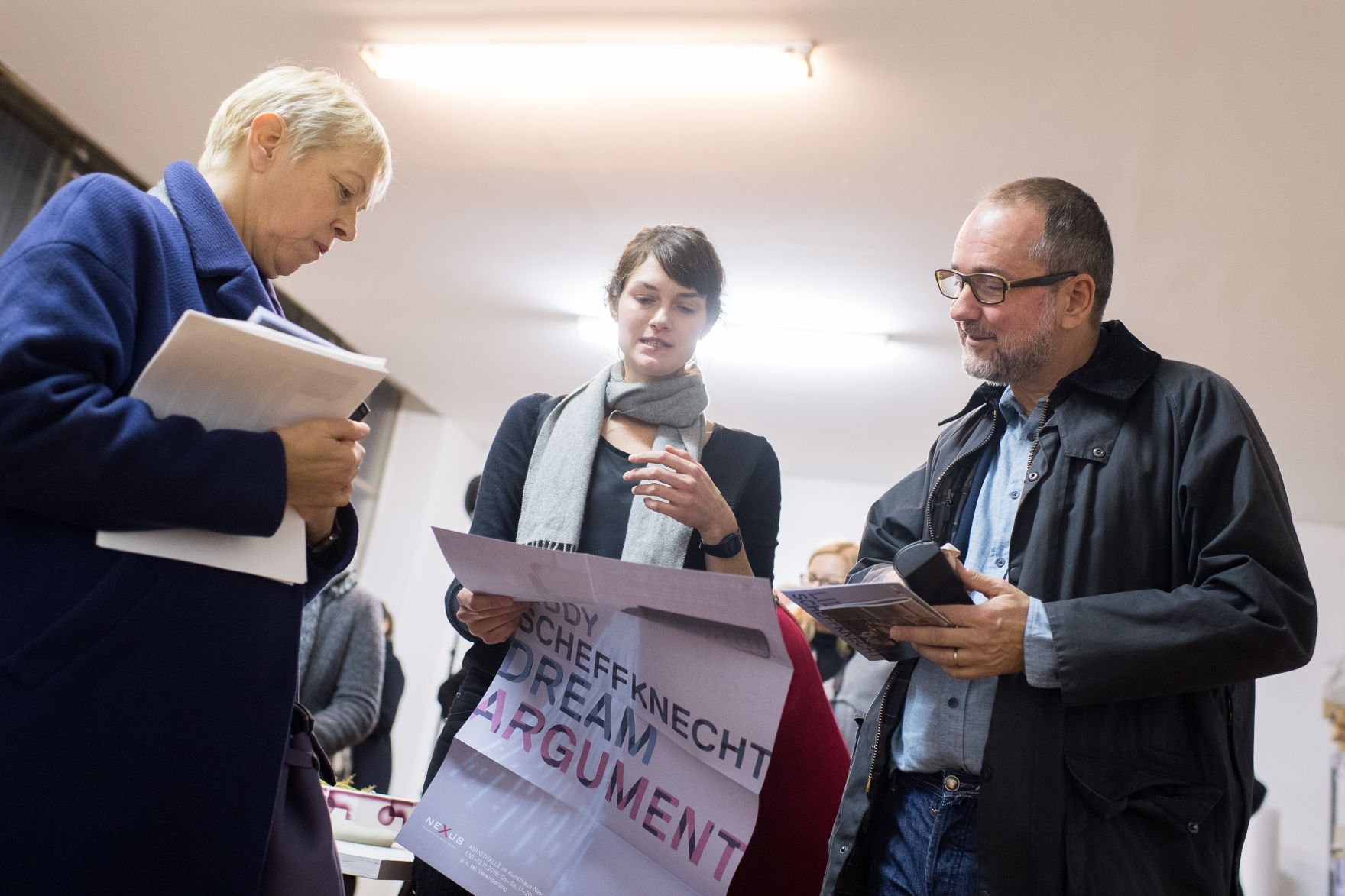 Am 19. November 2016 besuchte Kunst- und Kulturminister Thomas Drozda (r.) Ateliers und Studios anl&auml;sslich der Vienna Art Week. Im Bild mit Gudrun Schreiber (Bundeskanzleramt, Sektion l) und K&uuml;nstlerin Liddy Scheffknecht (m.).