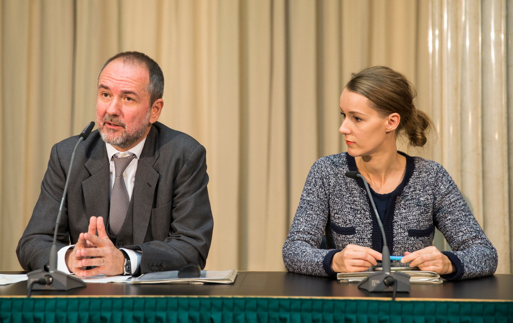 Kanzleramtsminister Thomas Drozda (l.) beim Medienbriefing &uuml;ber die Regierungssitzung am 22.November 2016 im Parlament.