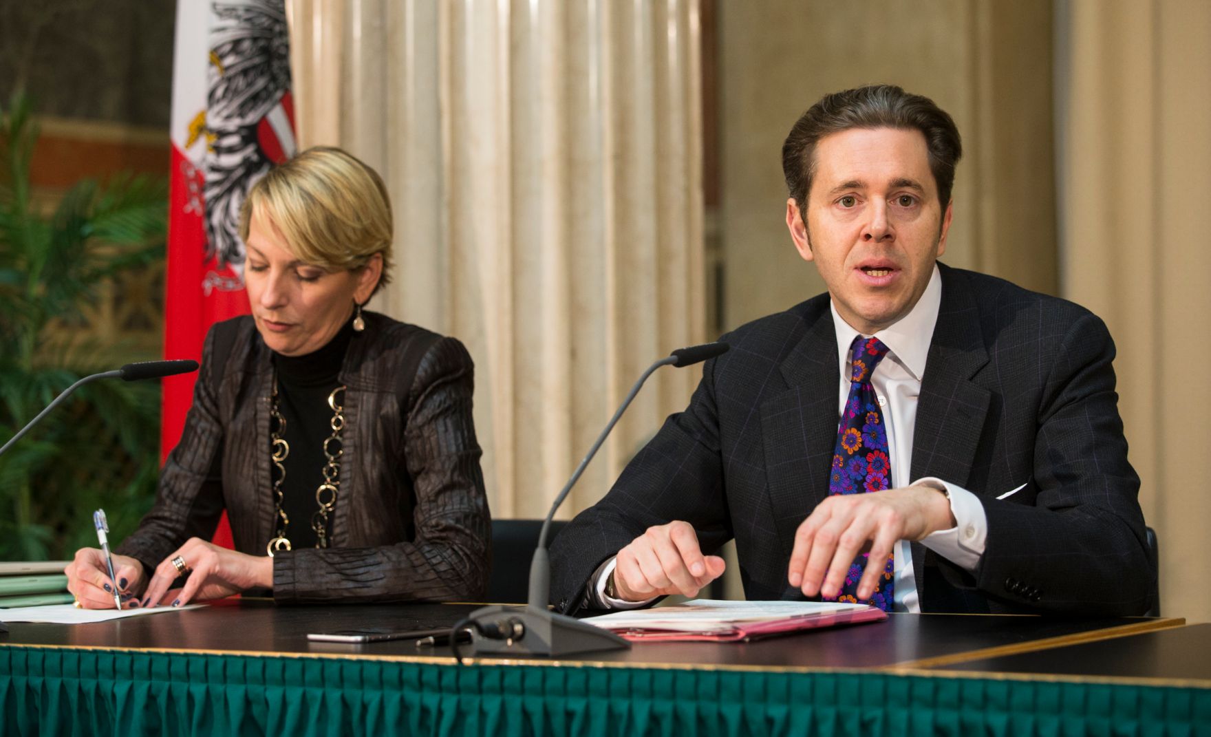Staatssekret&auml;r Harald Mahrer (r.) beim Medienbriefing &uuml;ber die Regierungssitzung am 22.November 2016 im Parlament.