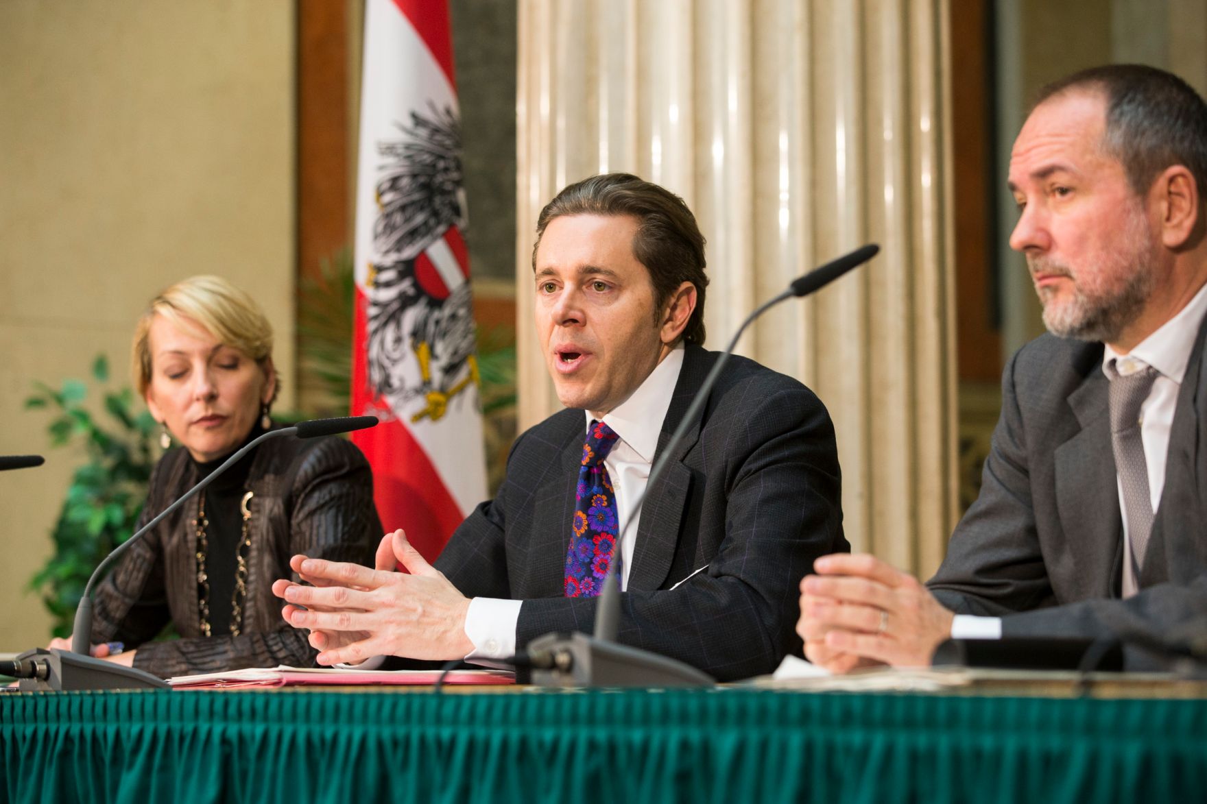 Kanzleramtsminister Thomas Drozda (r.) und Staatssekret&auml;r Harald Mahrer (m.) beim Medienbriefing &uuml;ber die Regierungssitzung am 22.November 2016 im Parlament.